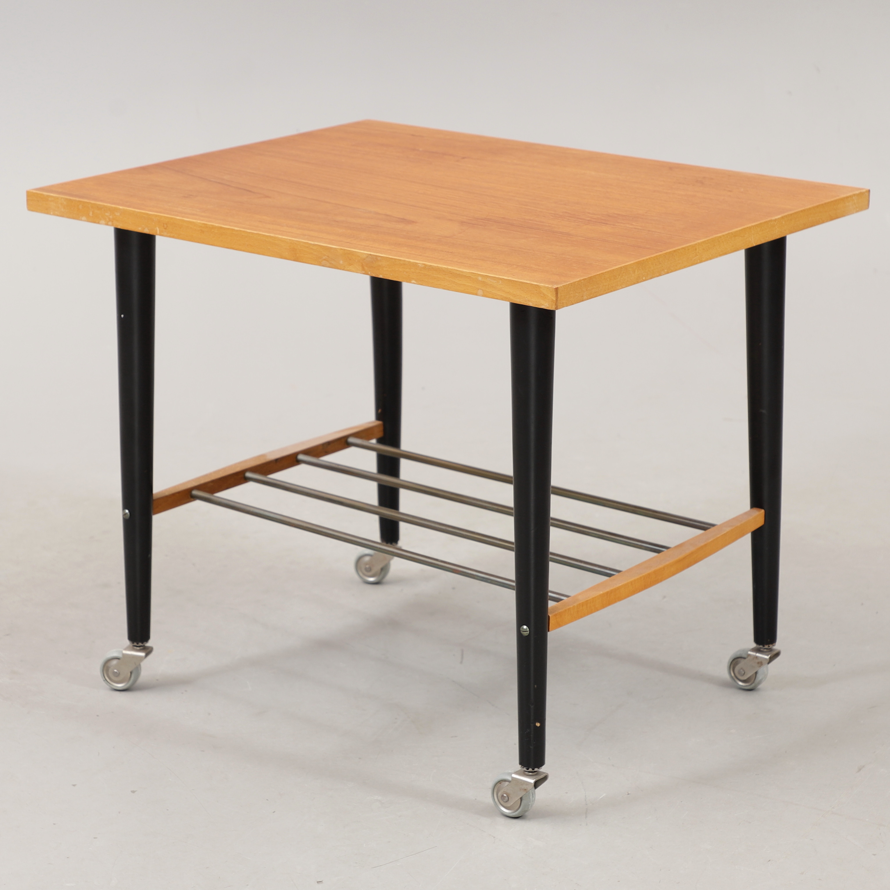 BORD PÅ HJUL, teak, 1950-tal.