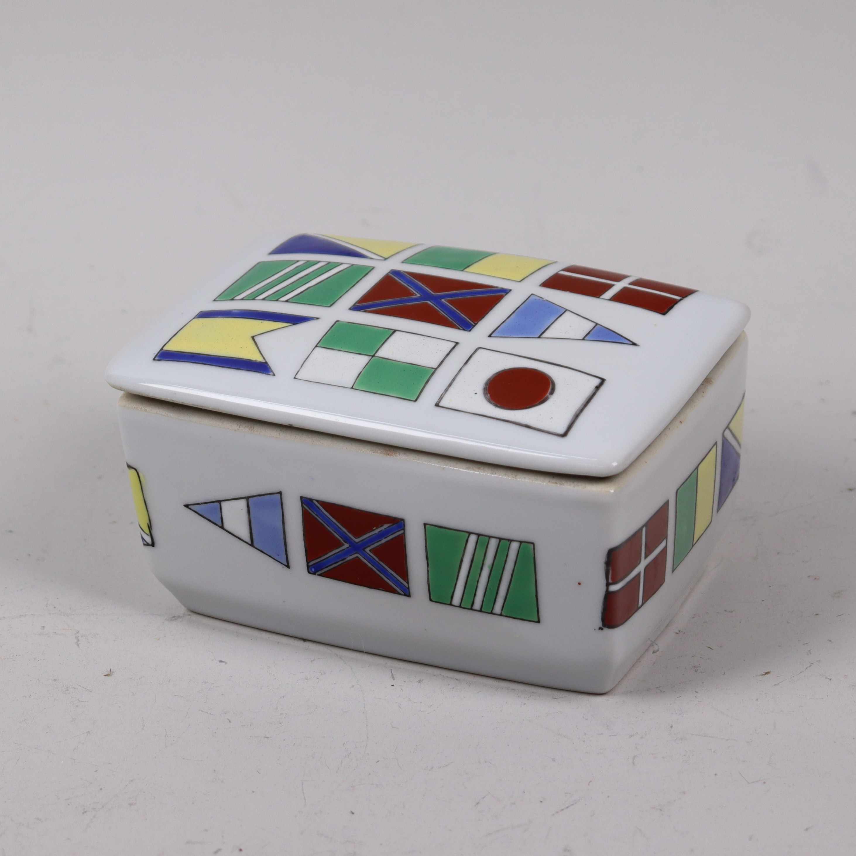 LOCKASK, porslin, Homeburry, England, dekor av maritima signalflaggor, 1900-tal.