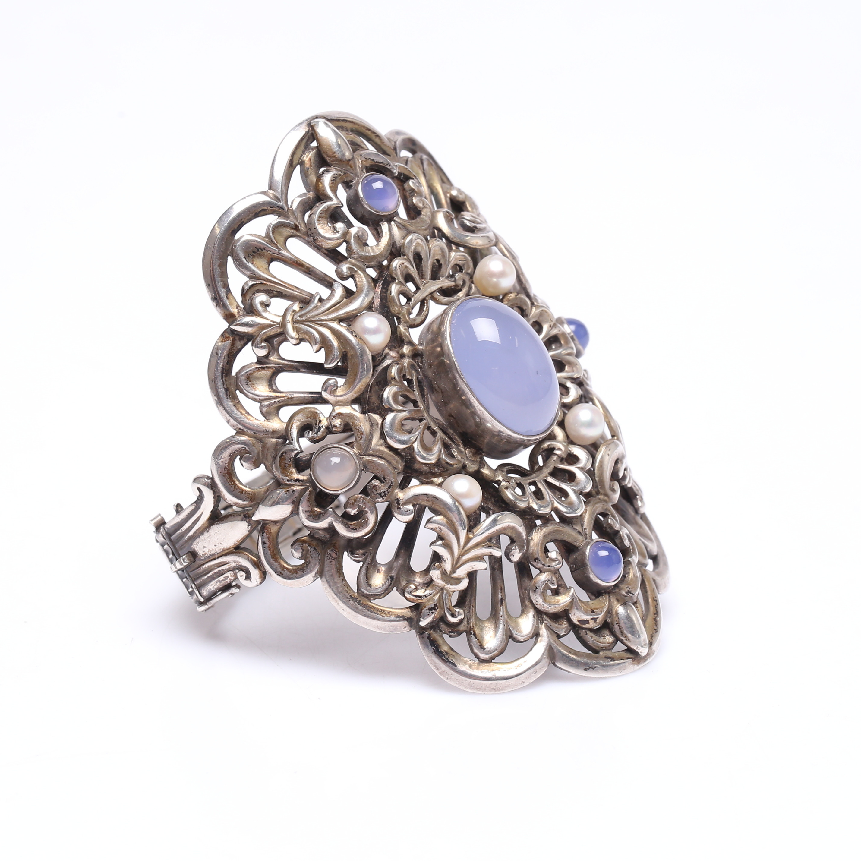 ARMBAND, silver, månstenar och odlade pärlor, 1900-talets först hälft.