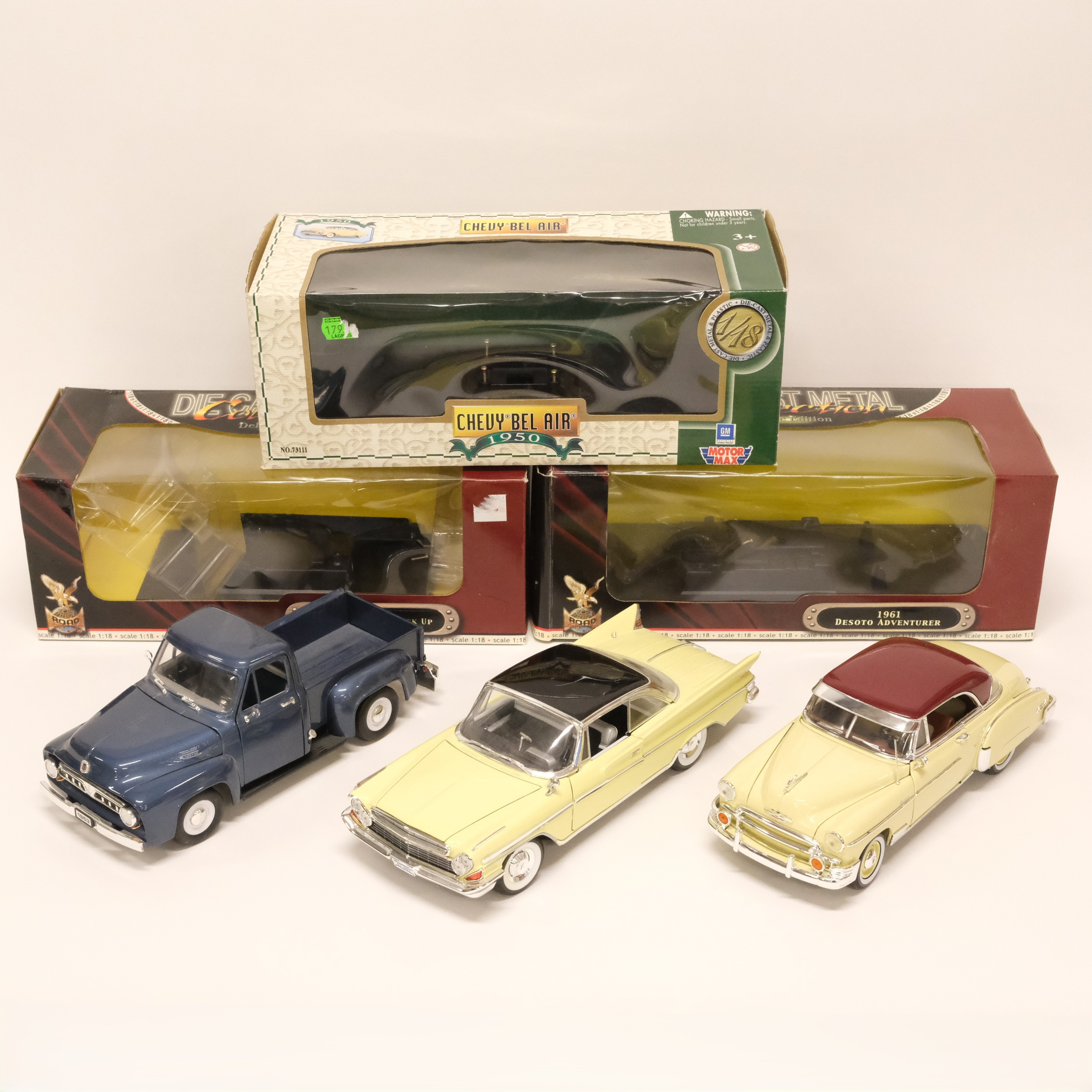 TRE MODELLBILAR. ROAD SIGNATURE OCH MOTOR MAX. SKALA 1:18.