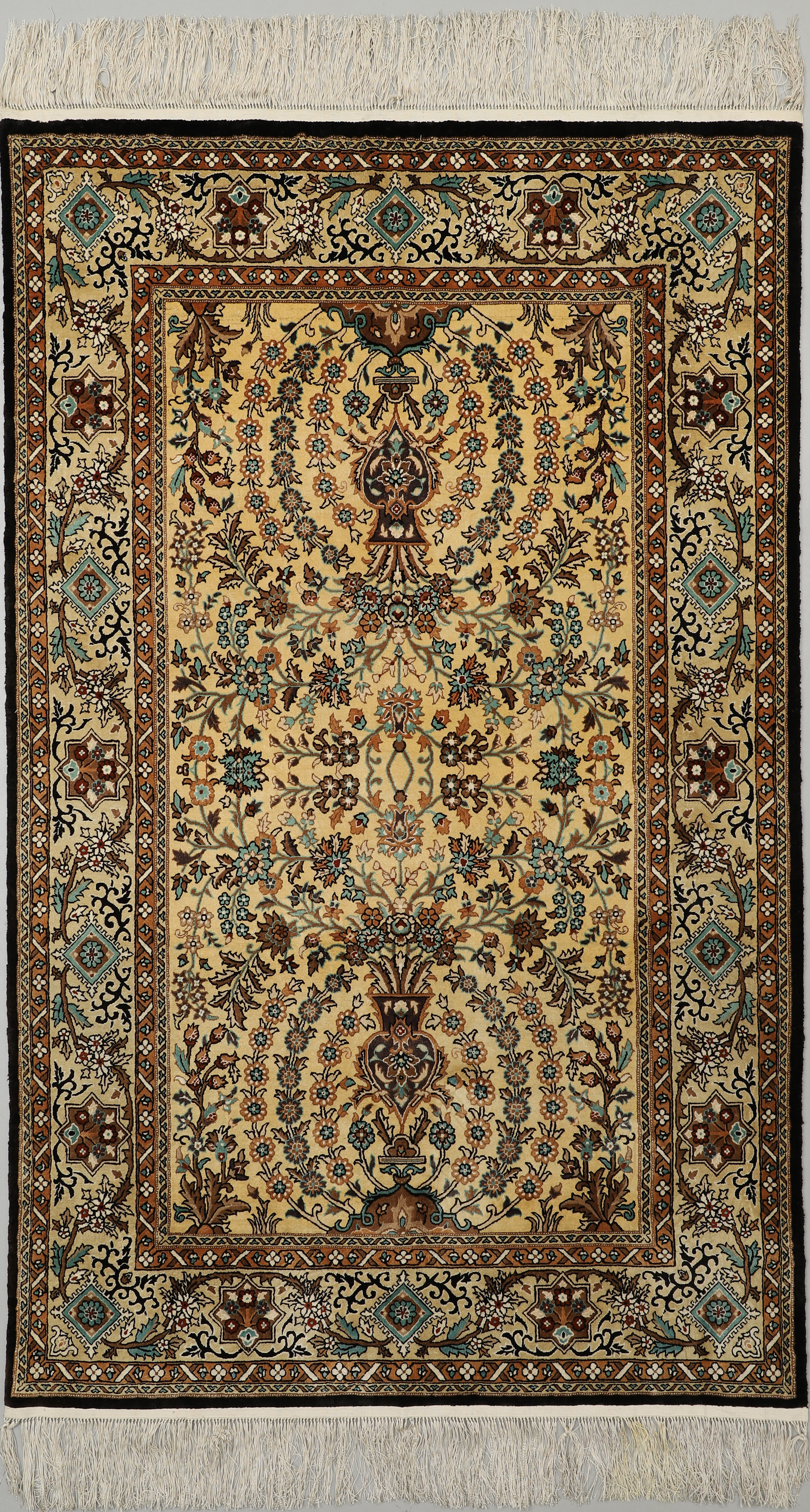 MATTA, silke, semiantik. Keshan. Ca 187x 122 cm.