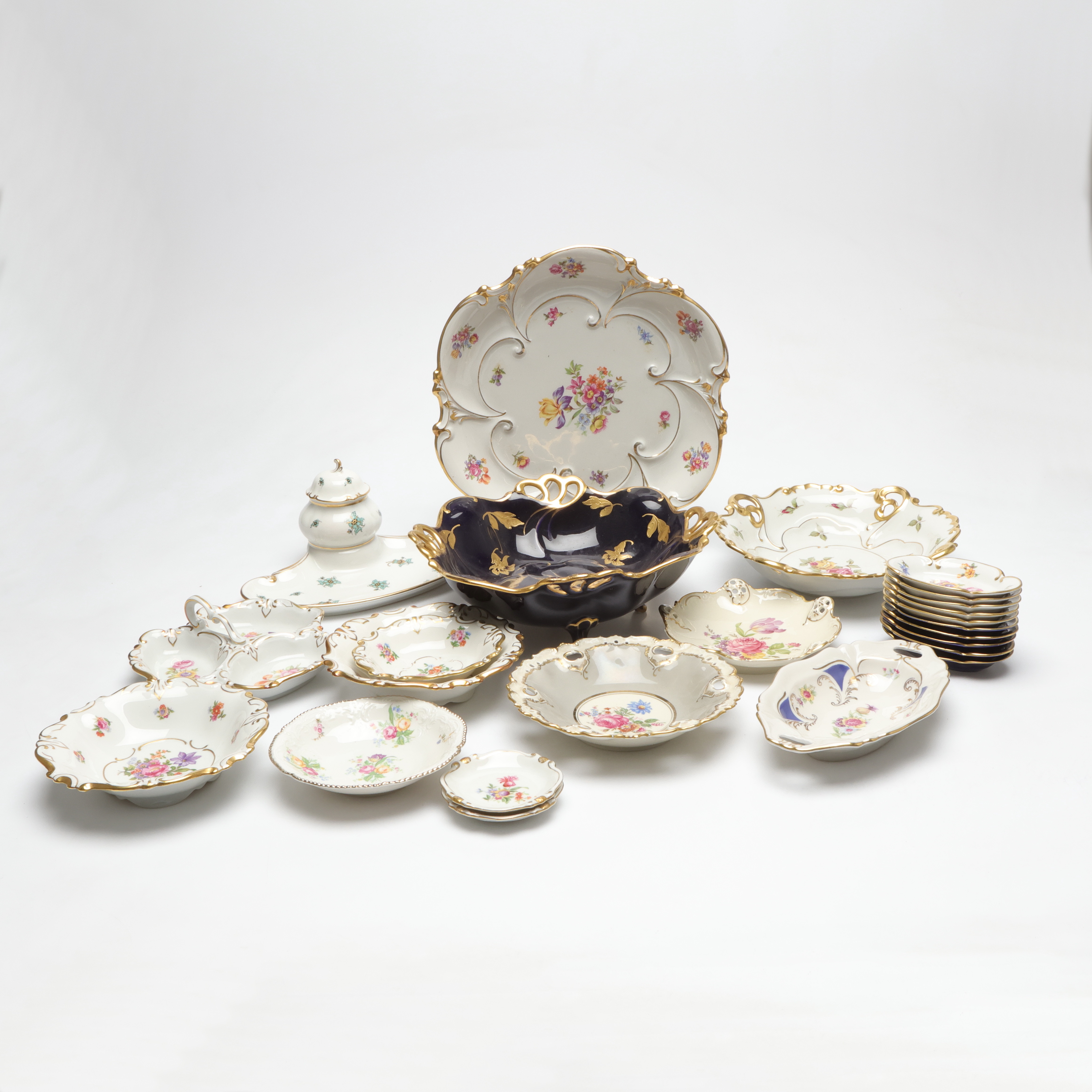 FAT och SKÅLAR, 23 delar, porslin rokokostil, bl.a. Rosenthal.