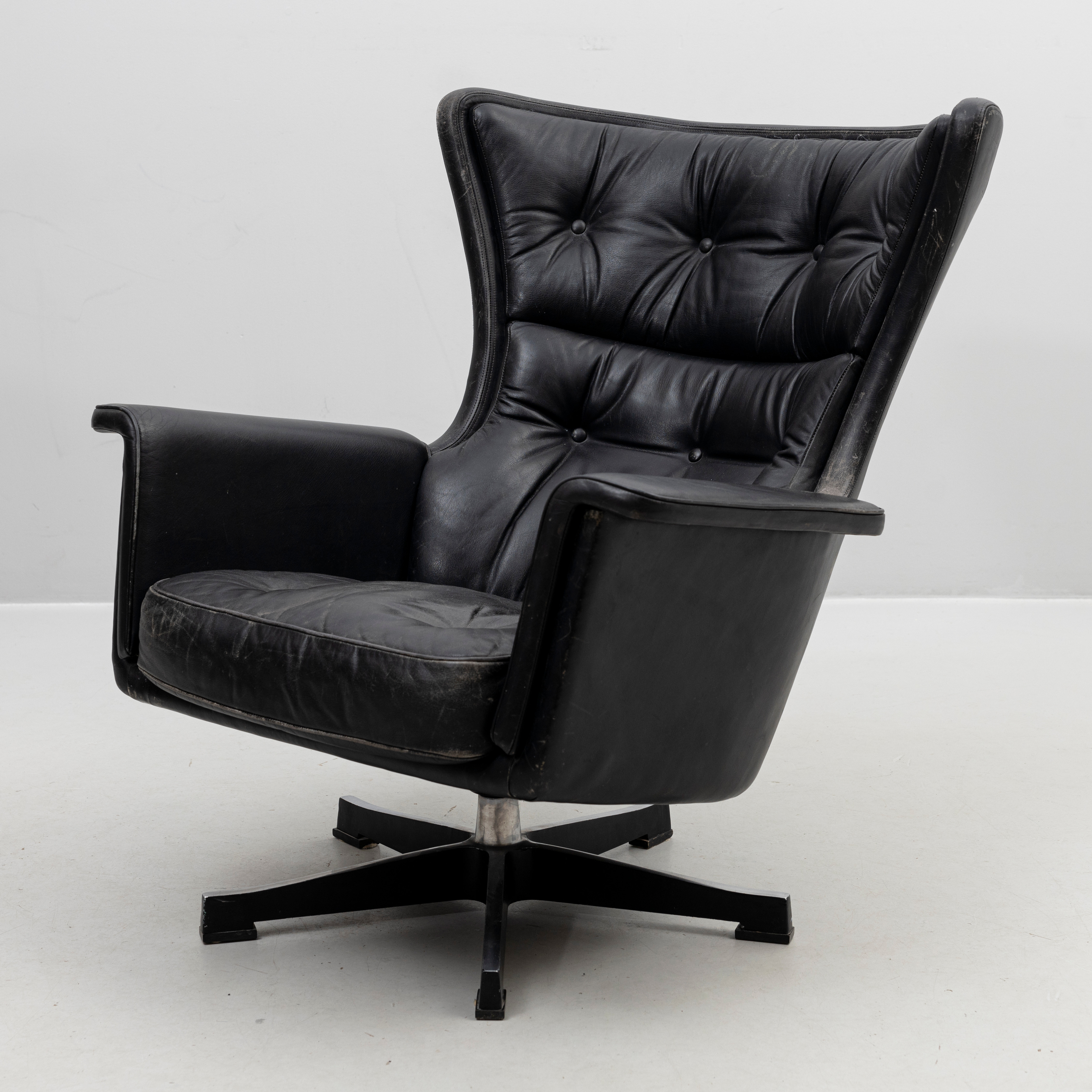 KARL-ERIK EKSELIUS. Snurrfåtölj, skinn, 1960-/1970-tal.