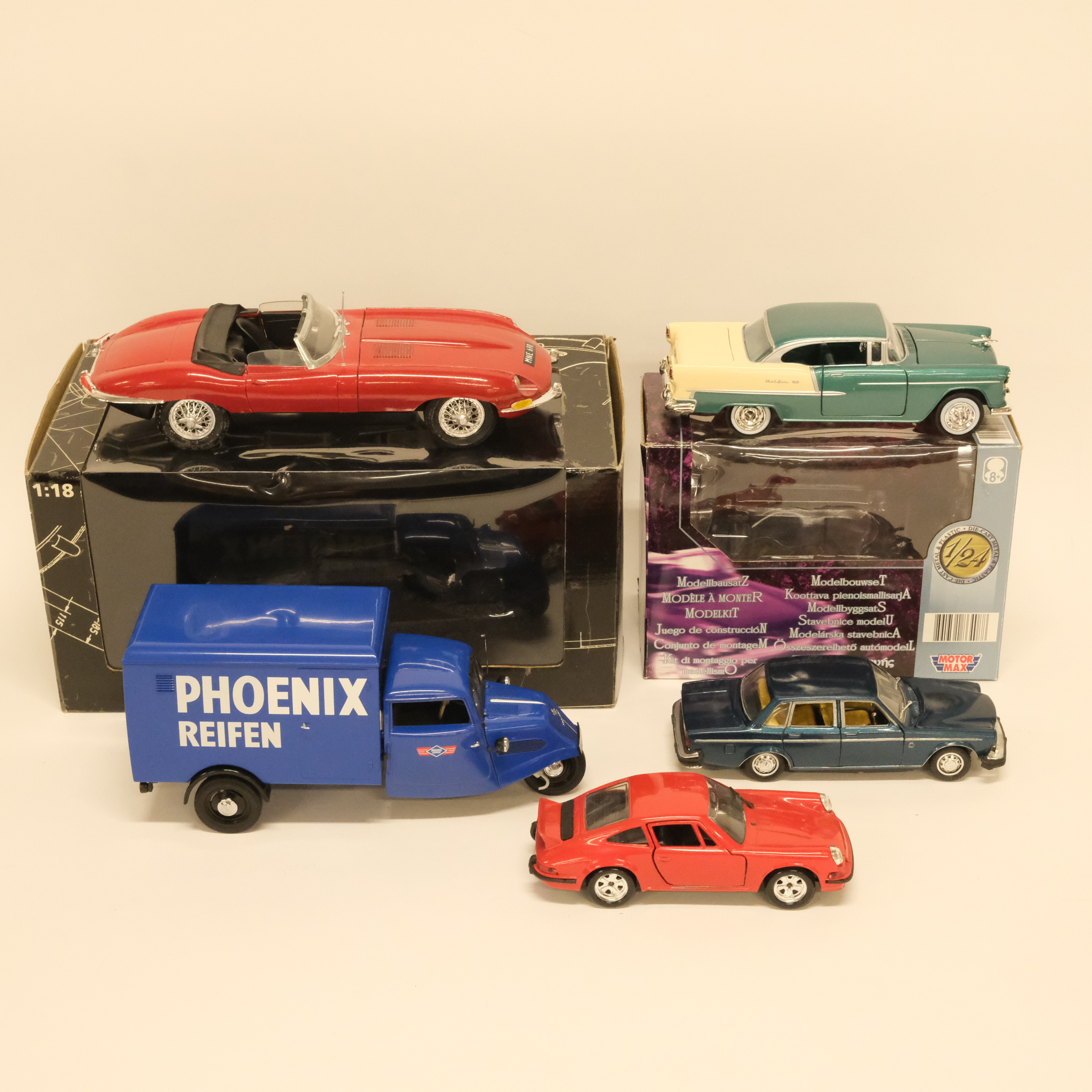FEM MODELLBILAR. MOTOR MAX, MINICHAMPS OCH POLISTIL. SKALA 1:16-1:76.