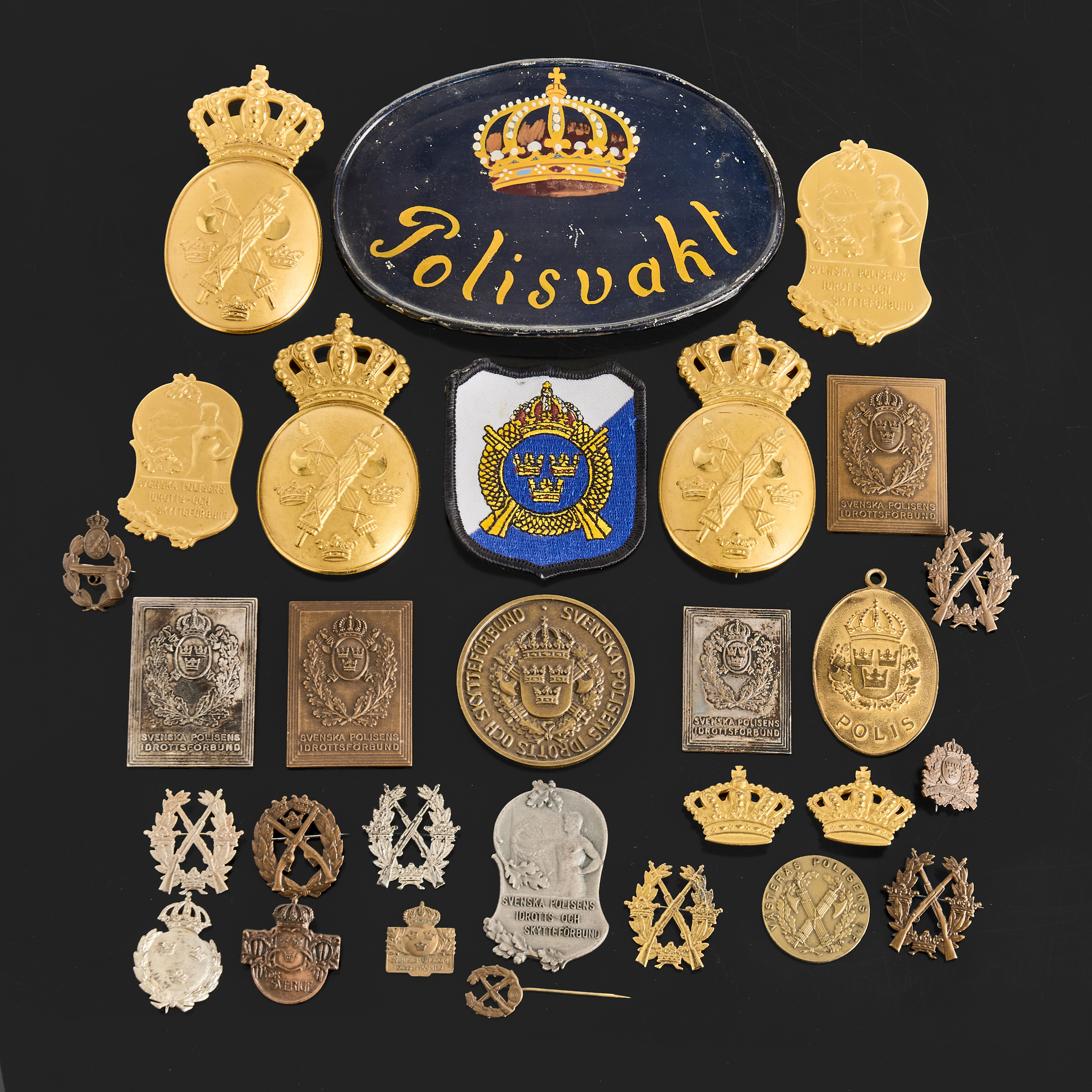 POLISKURIOSA, "Polisvakt", målad skylt i bleckplåt, 1900-talets början, bricka "statspolisen nr 562".