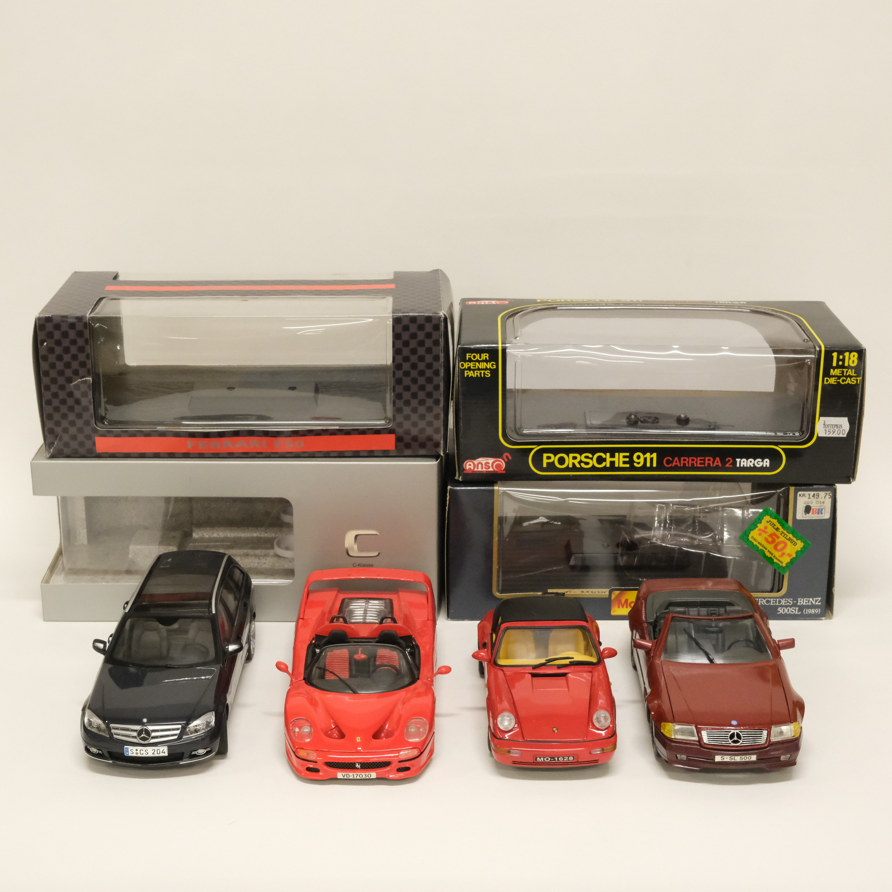 FYRA MODELLBILAR. AUTOART, ANSON OCH MAISTO. SKALA 1:18.