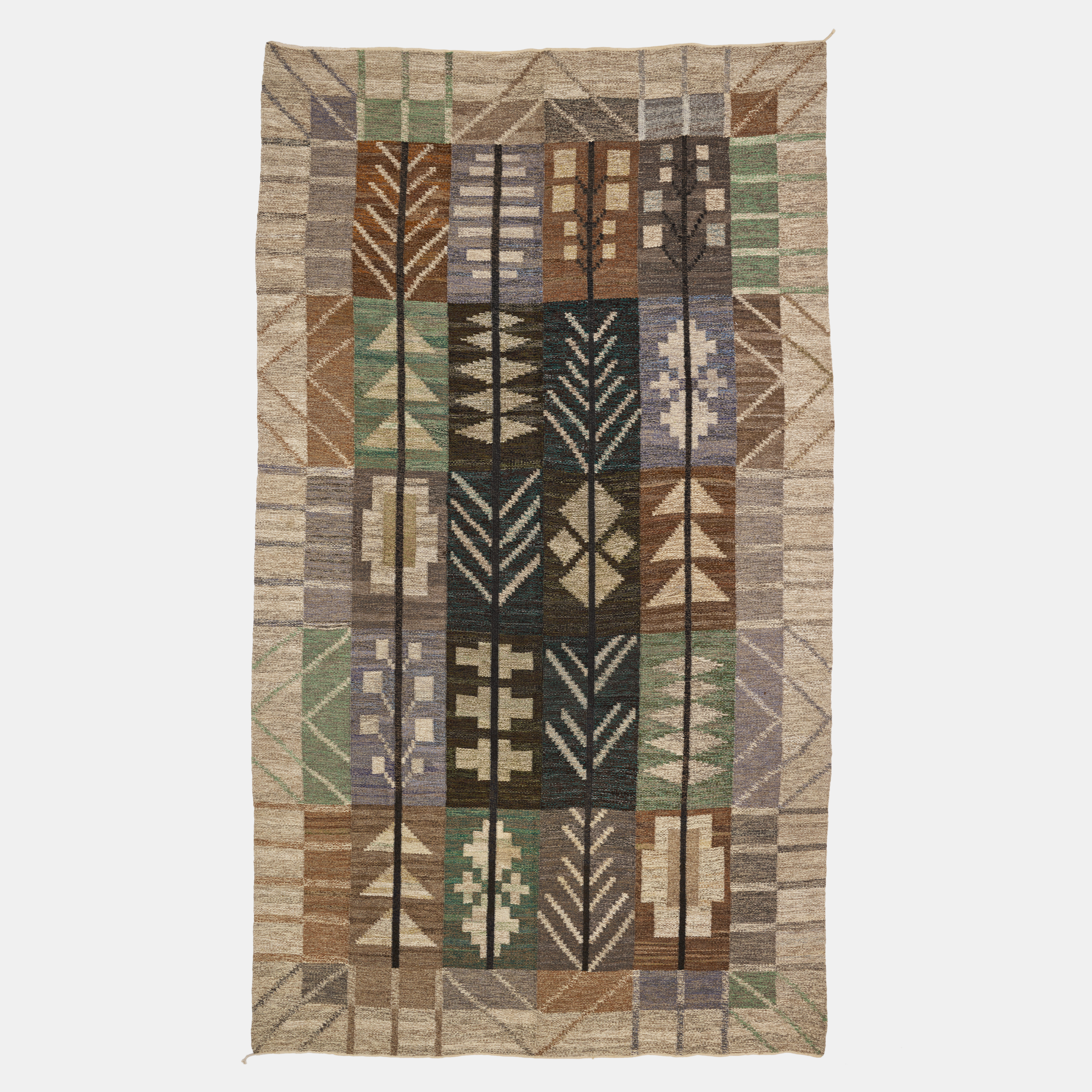 Matta, sannolikt Göteborgs hemslöjd, rölakan, geometrisk dekor i brunt, grått och grönt, 410 x 235 cm.