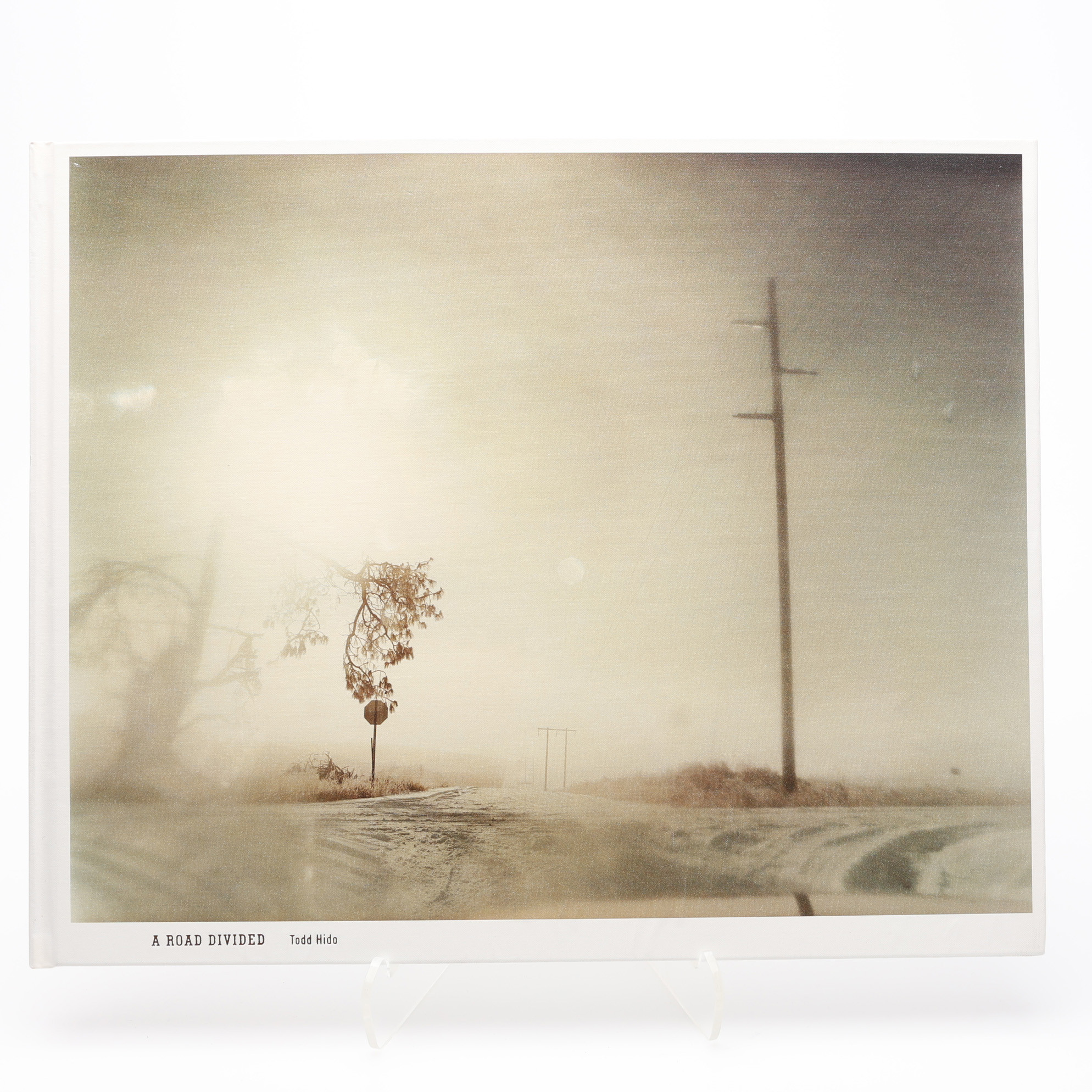 FOTO. DEN AMERIKANSKE FOTOGRAFEN TODD HIDO'S A ROAD DIVIDED I FÖRSTA UPPLAGAN 2010 - SIGNERAD.