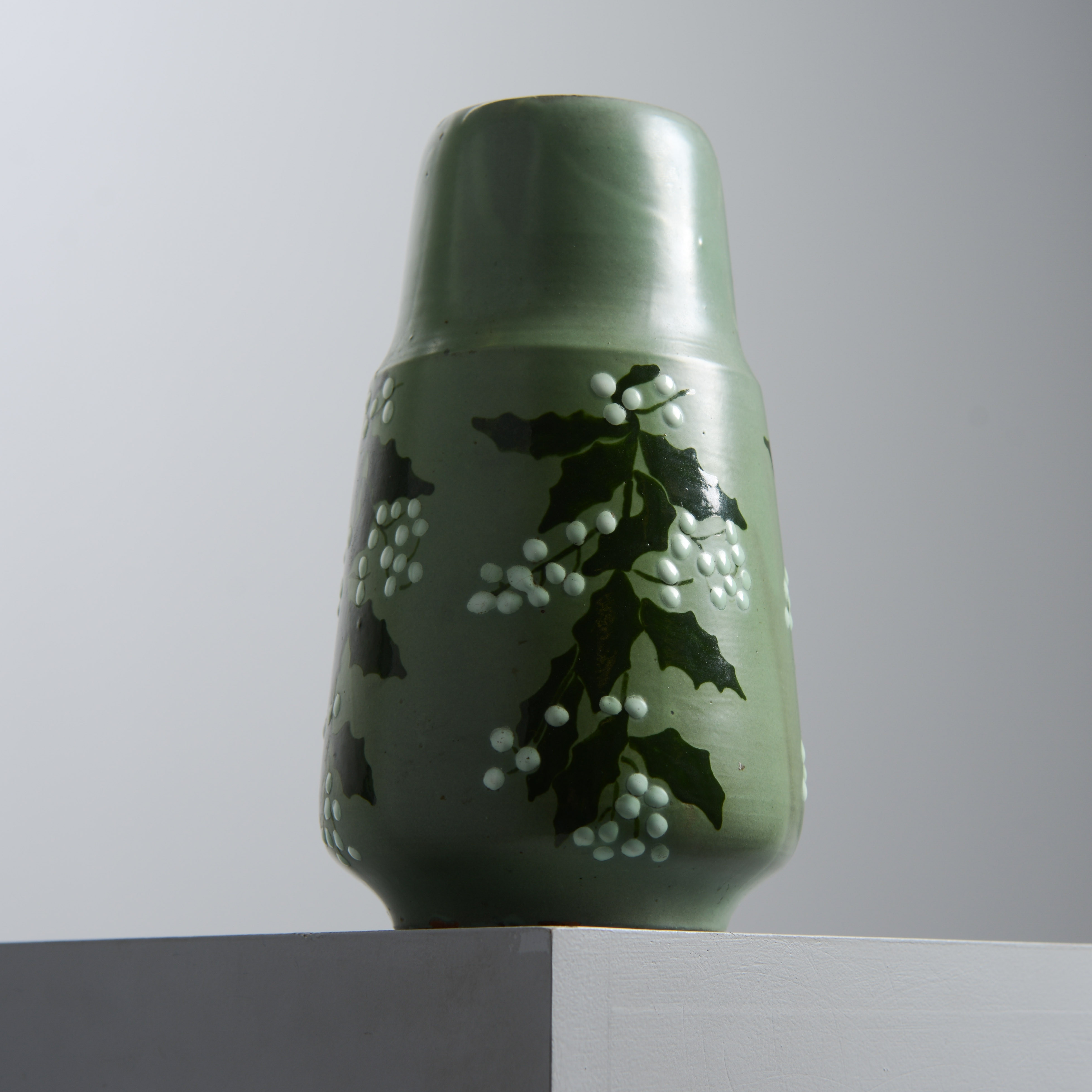 HARALD PETTERSSON. Vas, art nouveau, modell 562, Upsala-Ekeby, 1913.