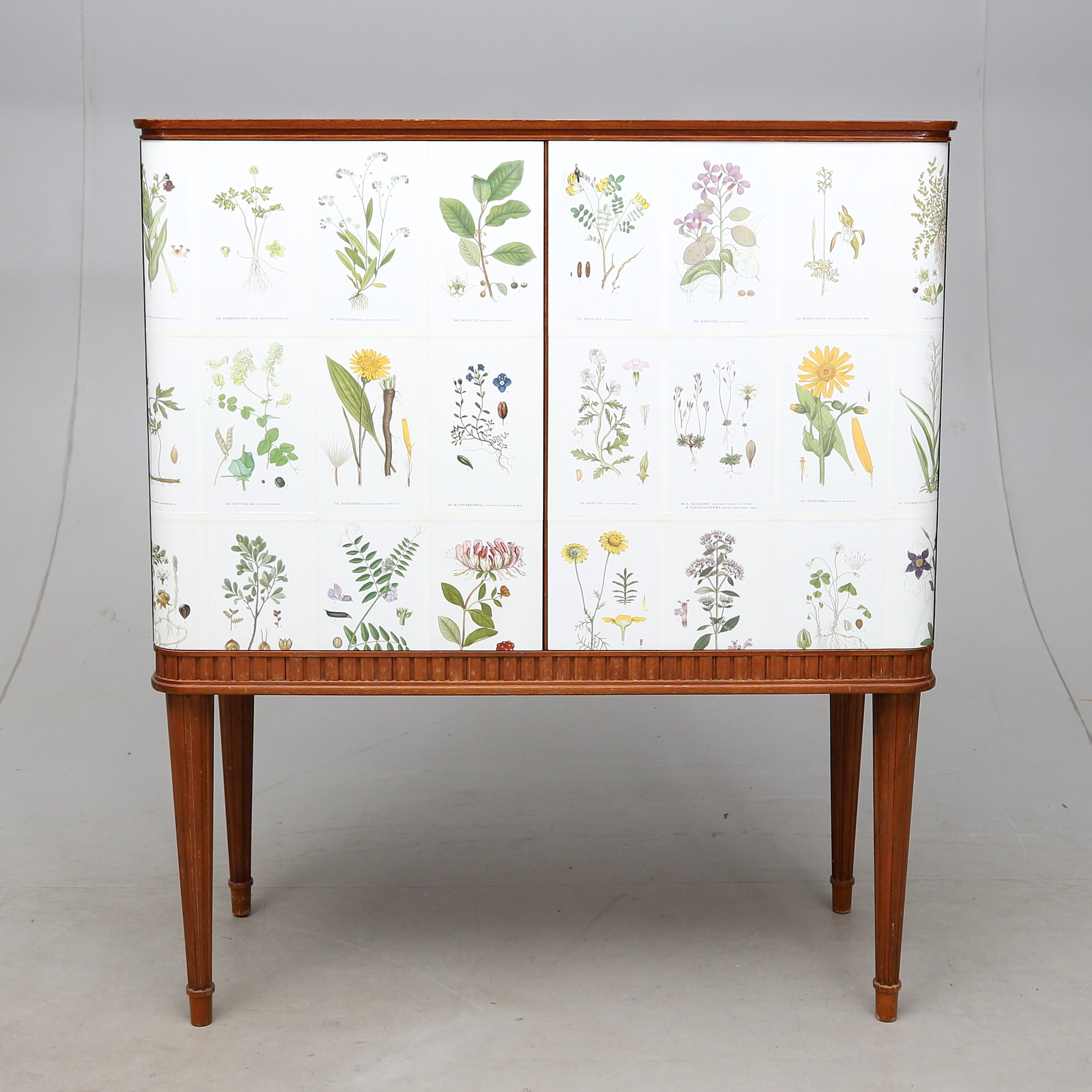 BARSKÅP, Bodafors, tapetserad med Nordens Flora, 1900-tal.