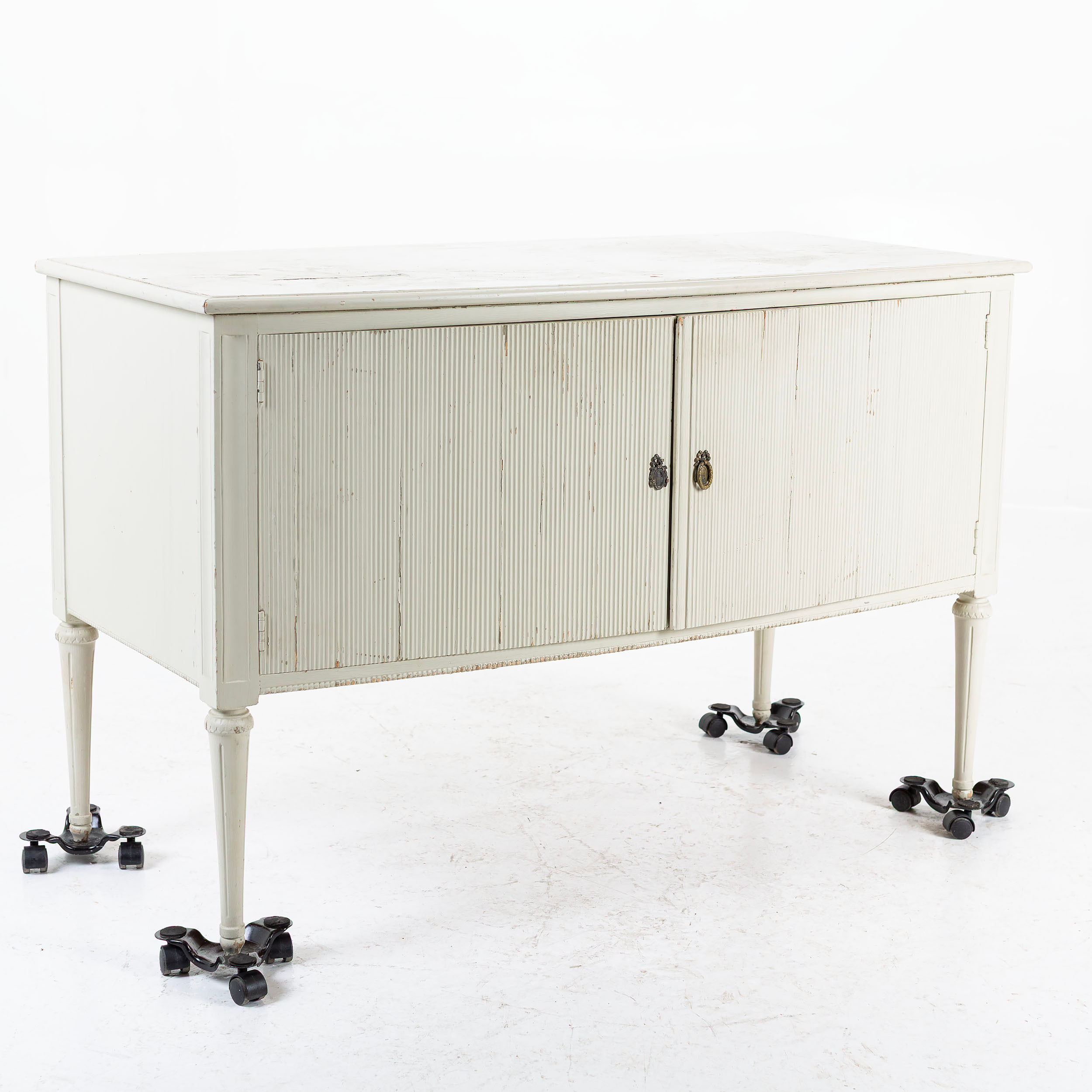 SIDEBOARD, räfflade dörrar, gustaviansk stil, tidigt 1900 - tal.