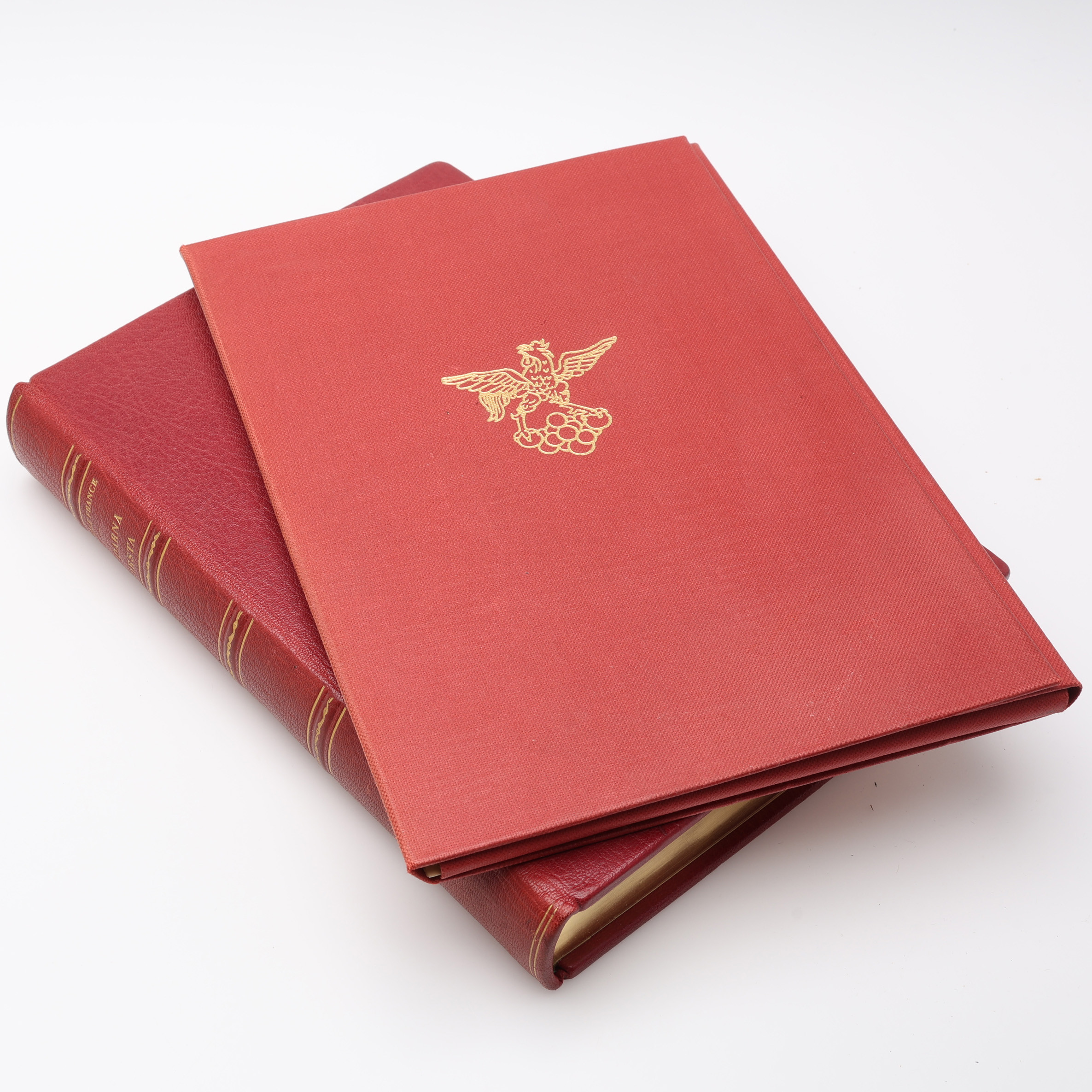 BIBLIOFILI. ANATOLE FRANCE OCH BERTIL BIÚLL HEDLUNDS GUDARNA TÖRSTA I ETT VACKERT RÖTT MAROKÄNGBAND OCH MED EN PORTFÖLJ MED 24 SKISSBLAD. NR. 96 AV 200 EXEMPLAR.