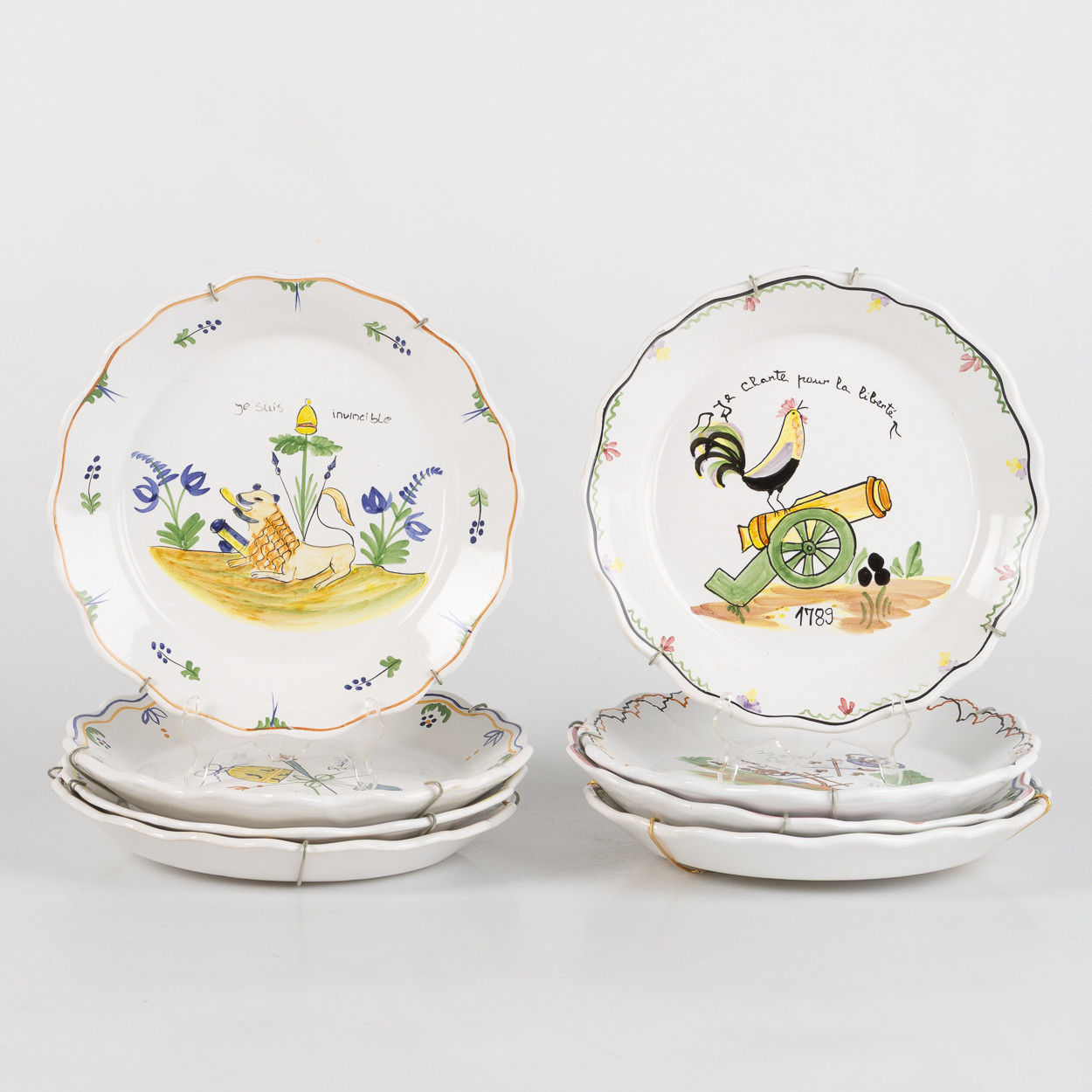 TALLRIKAR, 8 st, fajans, troligen Frankrike.