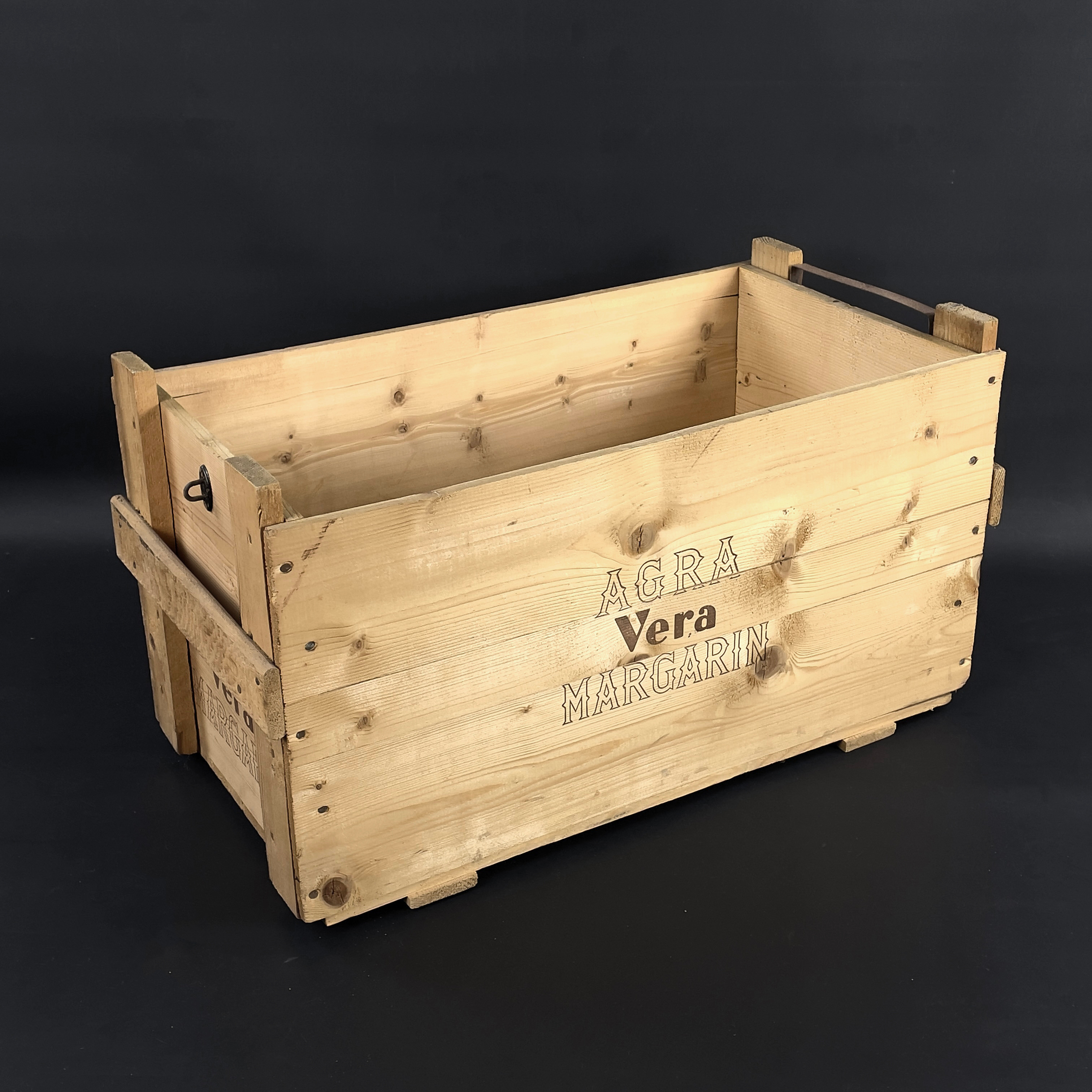 MARGARINLÅDA. Trä, Agra Margarinfabrik, Stockholm, 1900-talets första hälft.