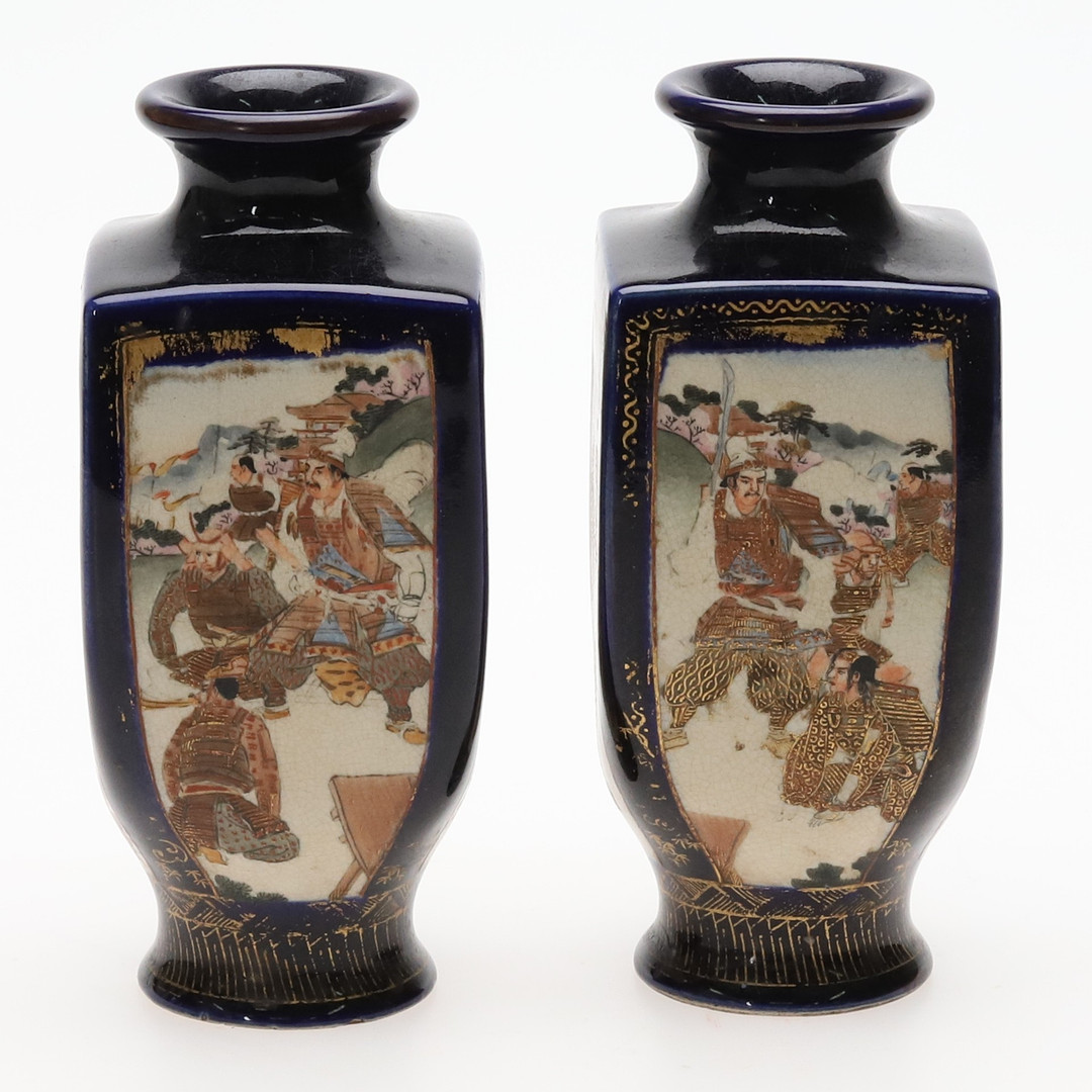 VASER. Ett par. Porslin, Satsuma-stil, Japan, 1900-tal.