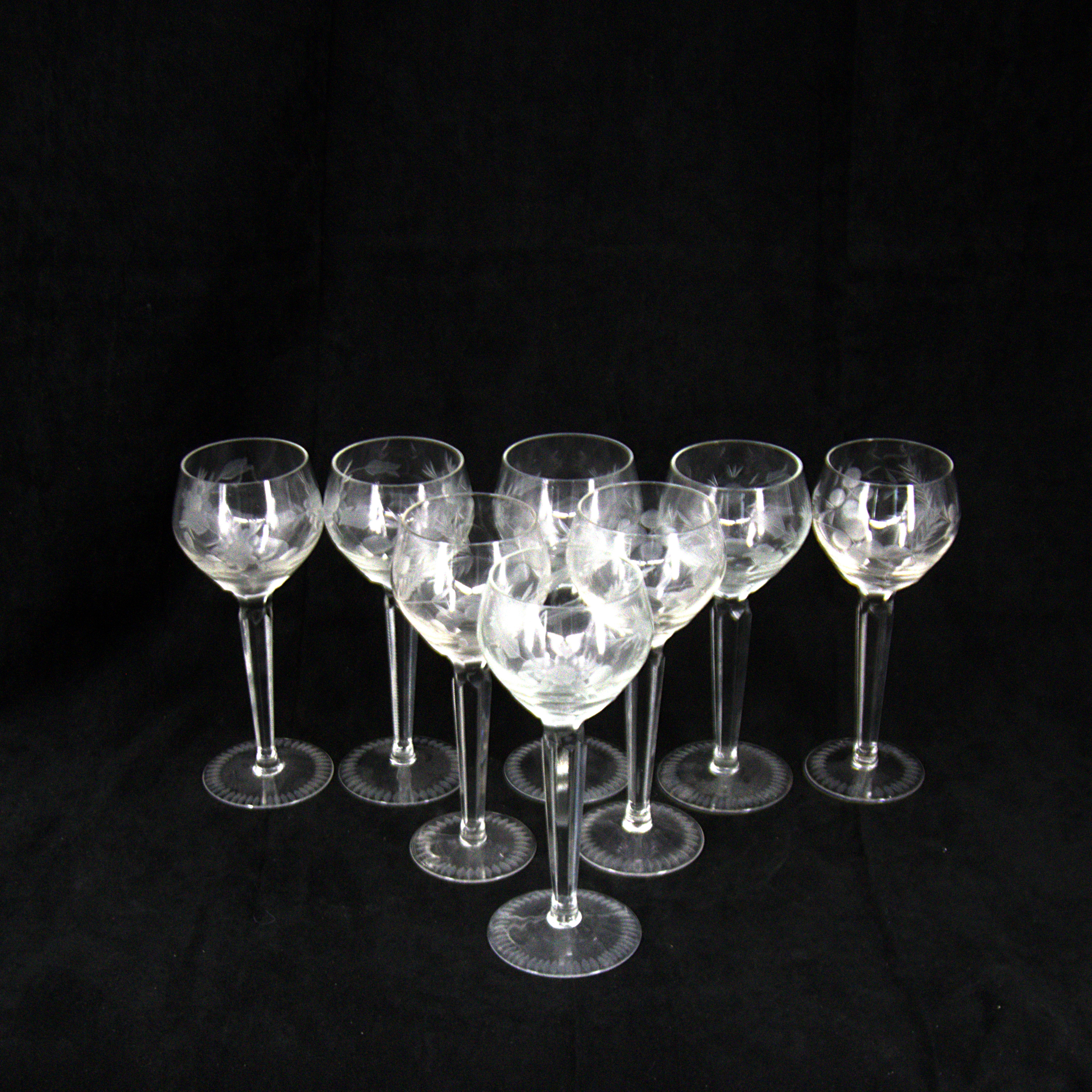 VINGLAS, 8 st, kupa och bottenplatta med slipad dekor, kristall, 1900-tal.