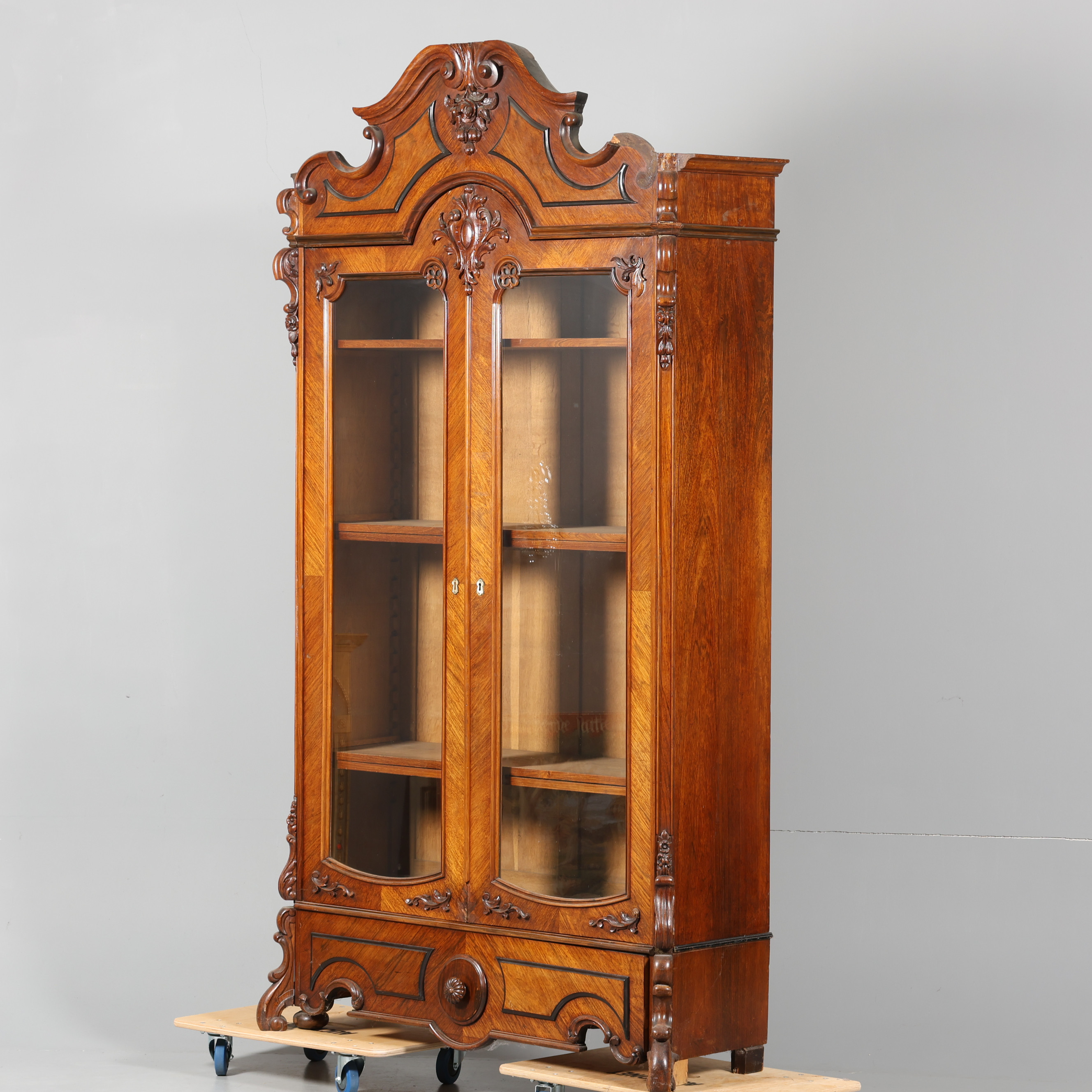 VITRINSKÅP, nyrokoko, 1800-tal.