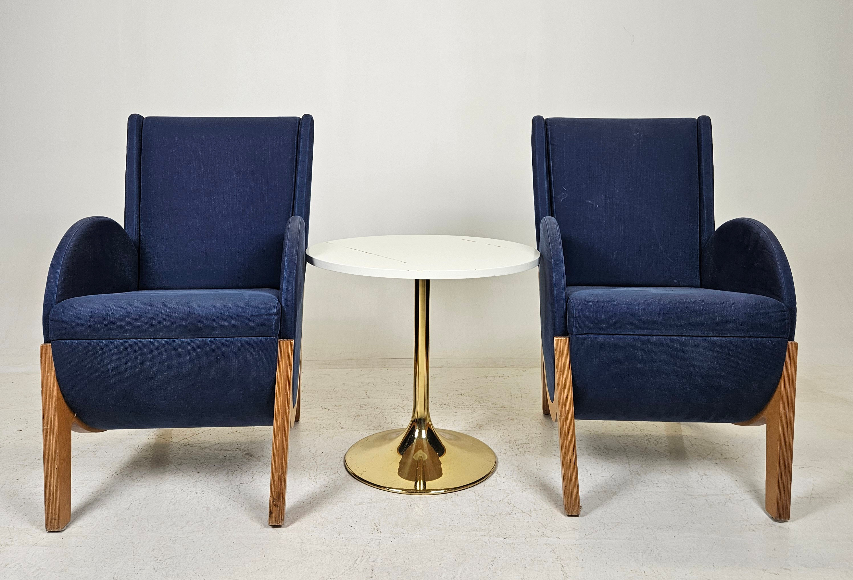 FÅTÖLJER, ett par, med BORD, 1900-talets andra hälft.