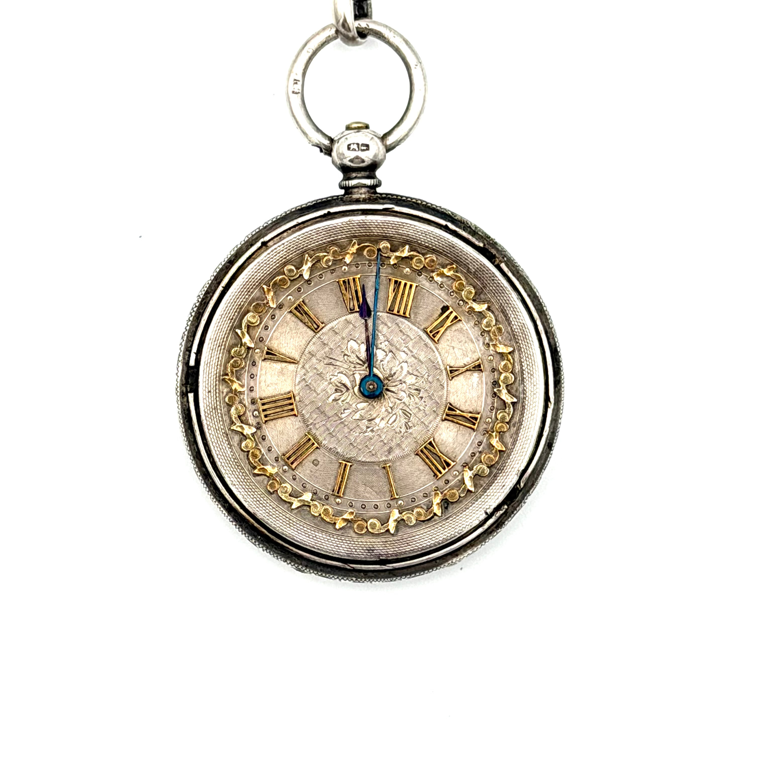 FICKUR, KEDJA, England, nyckeldragare, boett och innerboett i silver/925, rikt graverad dekor, kontrollstämpel med årsindex för Birmingham 1883, urtavla med romerska siffror, blånerade visare. Kedja i pansarlänk, länkar i silver/925.