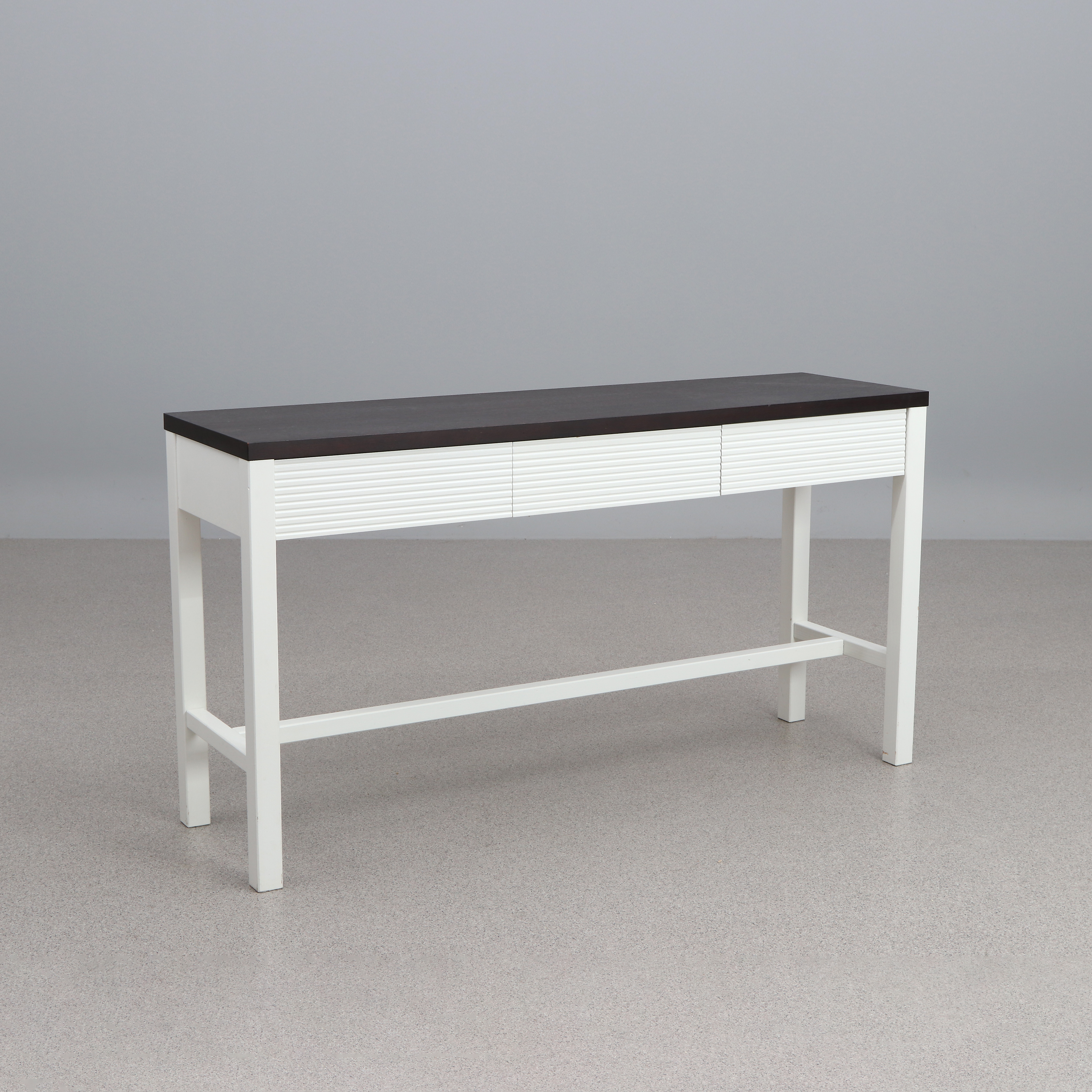 SIDOBORD. Lackerat trä. Samtida tillverkning. Omärkt.