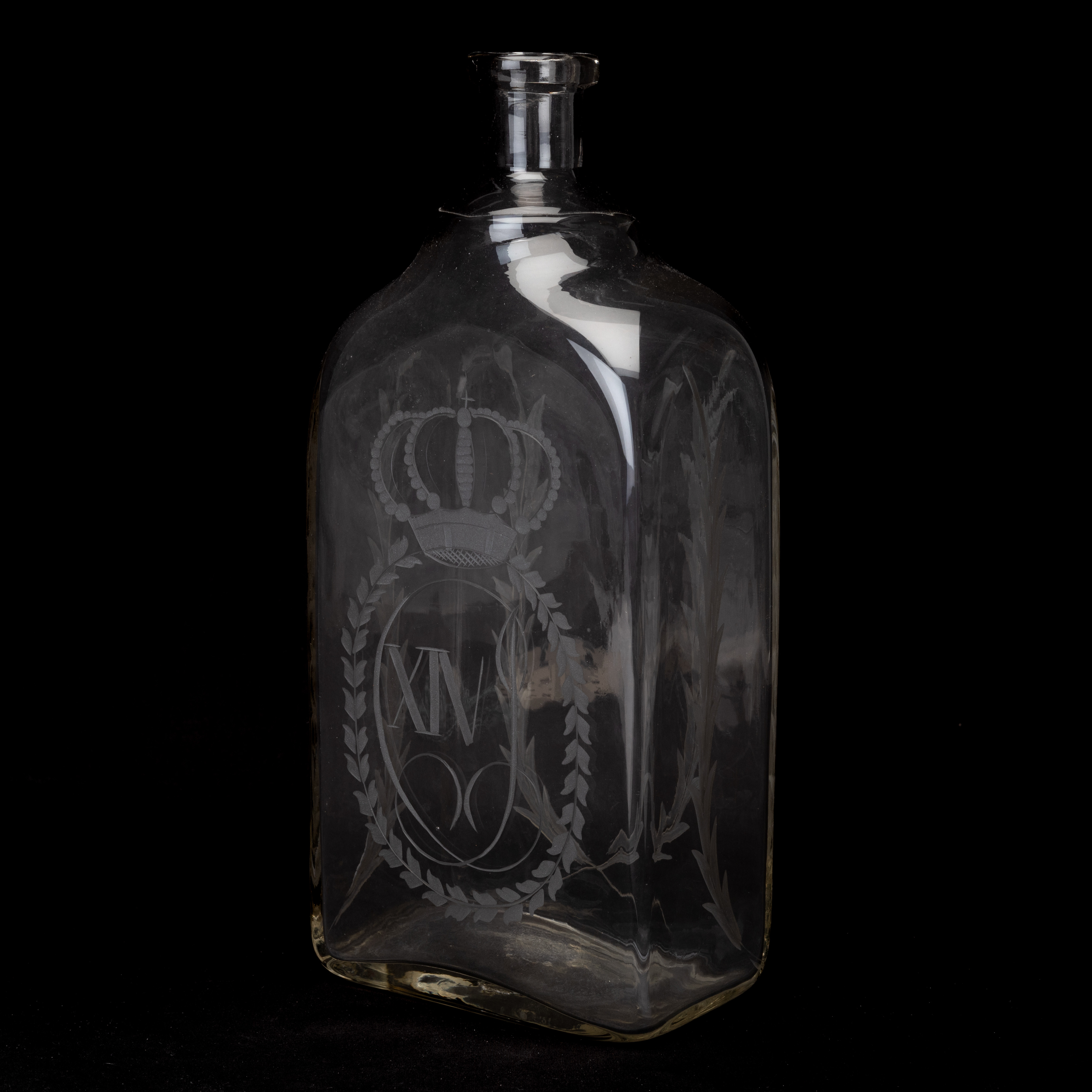 FLASKA, glas, slipad dekor av Karl XIV Johans monogram, 1800-tal.