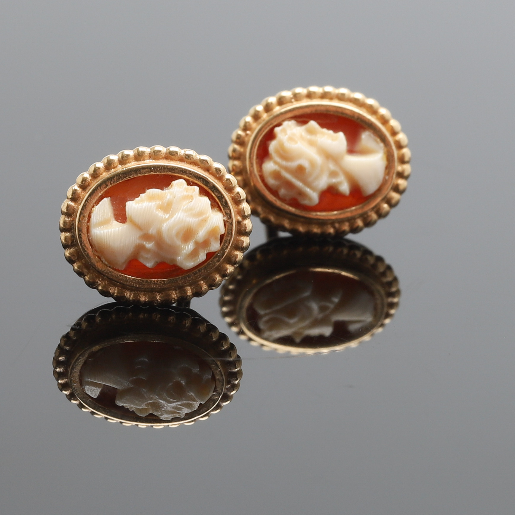 ÖRHÄNGEN, ett par, camé. 18k guld. Vikt ca 1,9 gram.