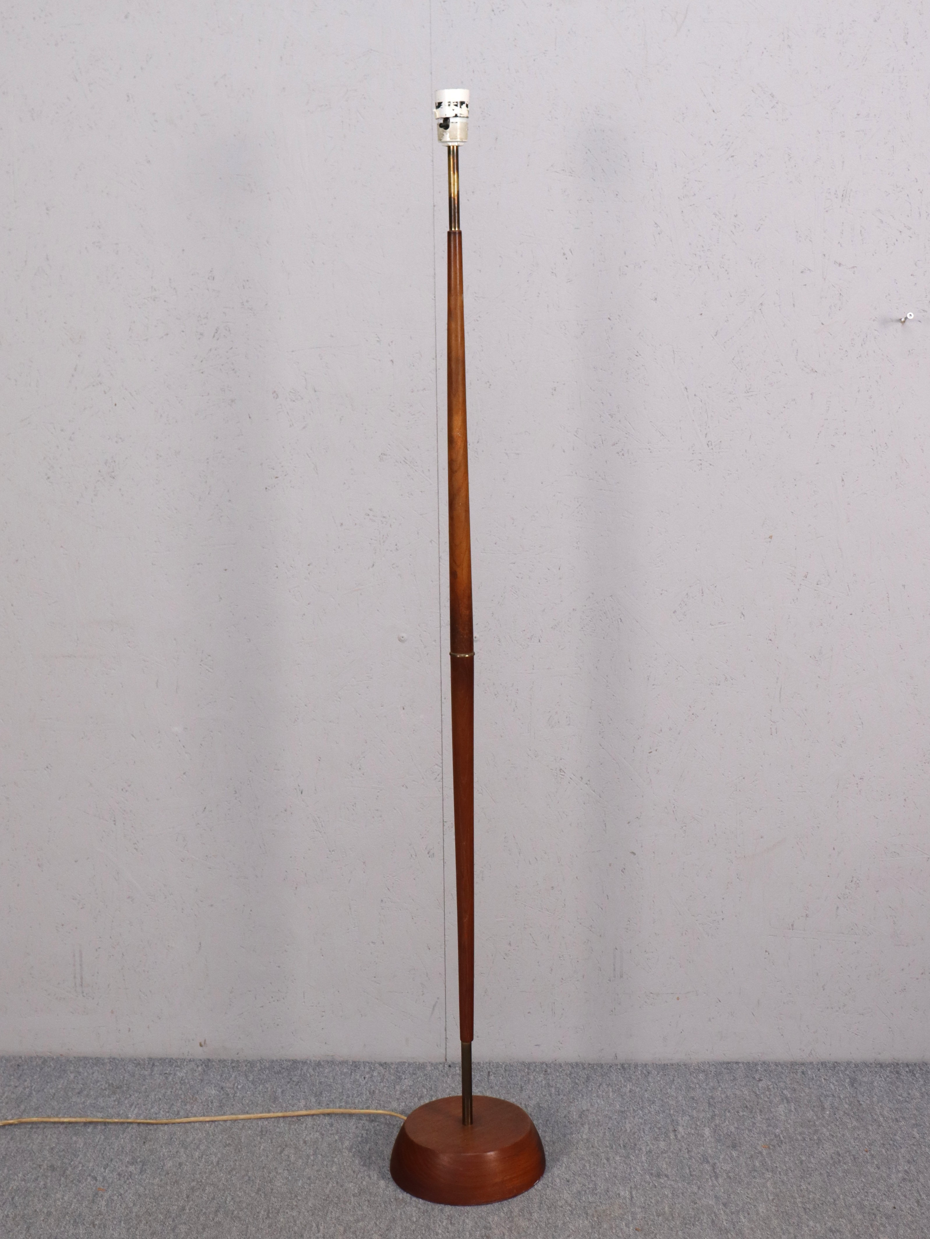 GOLVLAMPA, modell 8000, Hags, Österrike, teak med mässingsdetaljer, 1960-tal.