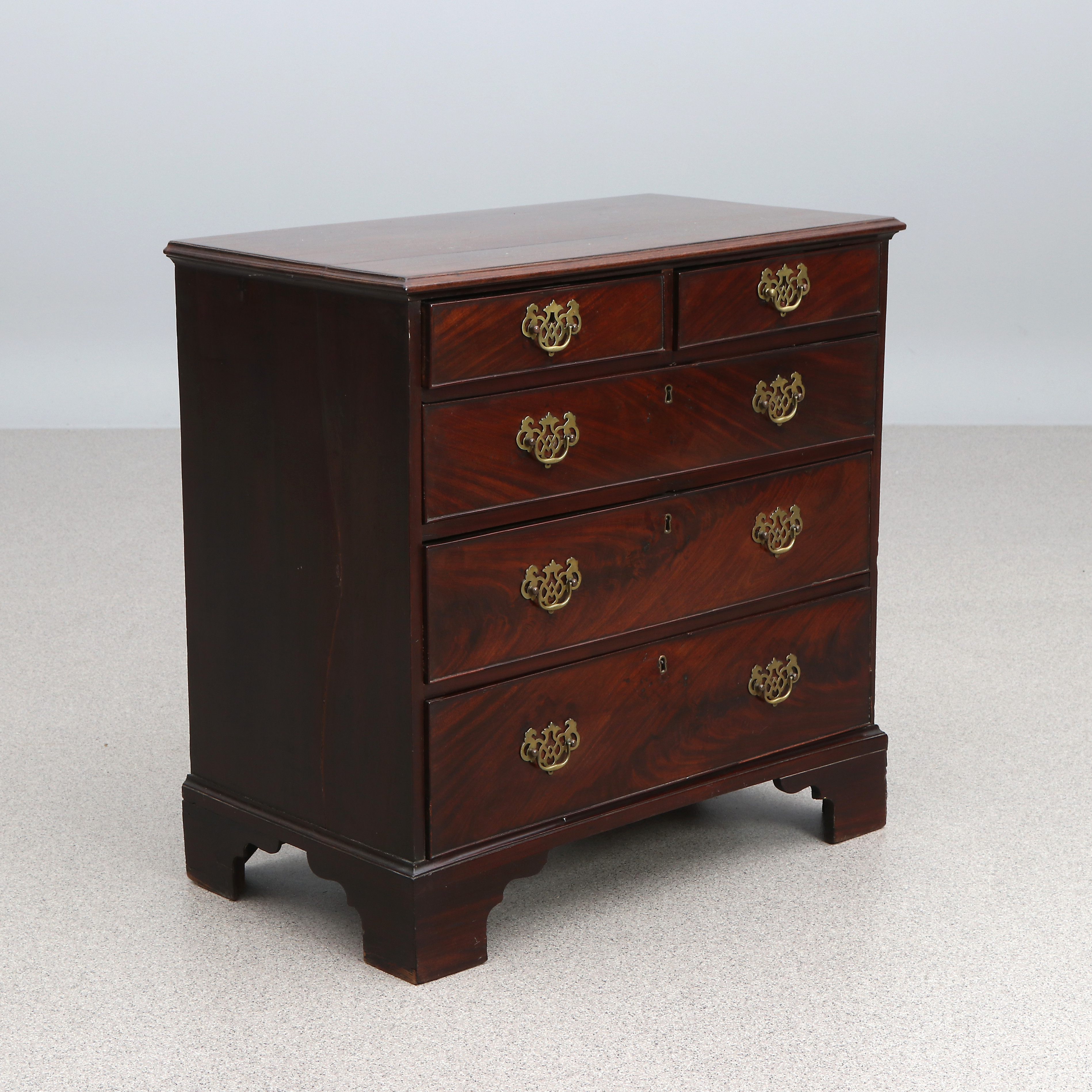 BYRÅ. Mahogny med mässingsbeslag. Georg III, England. 1800-tal.