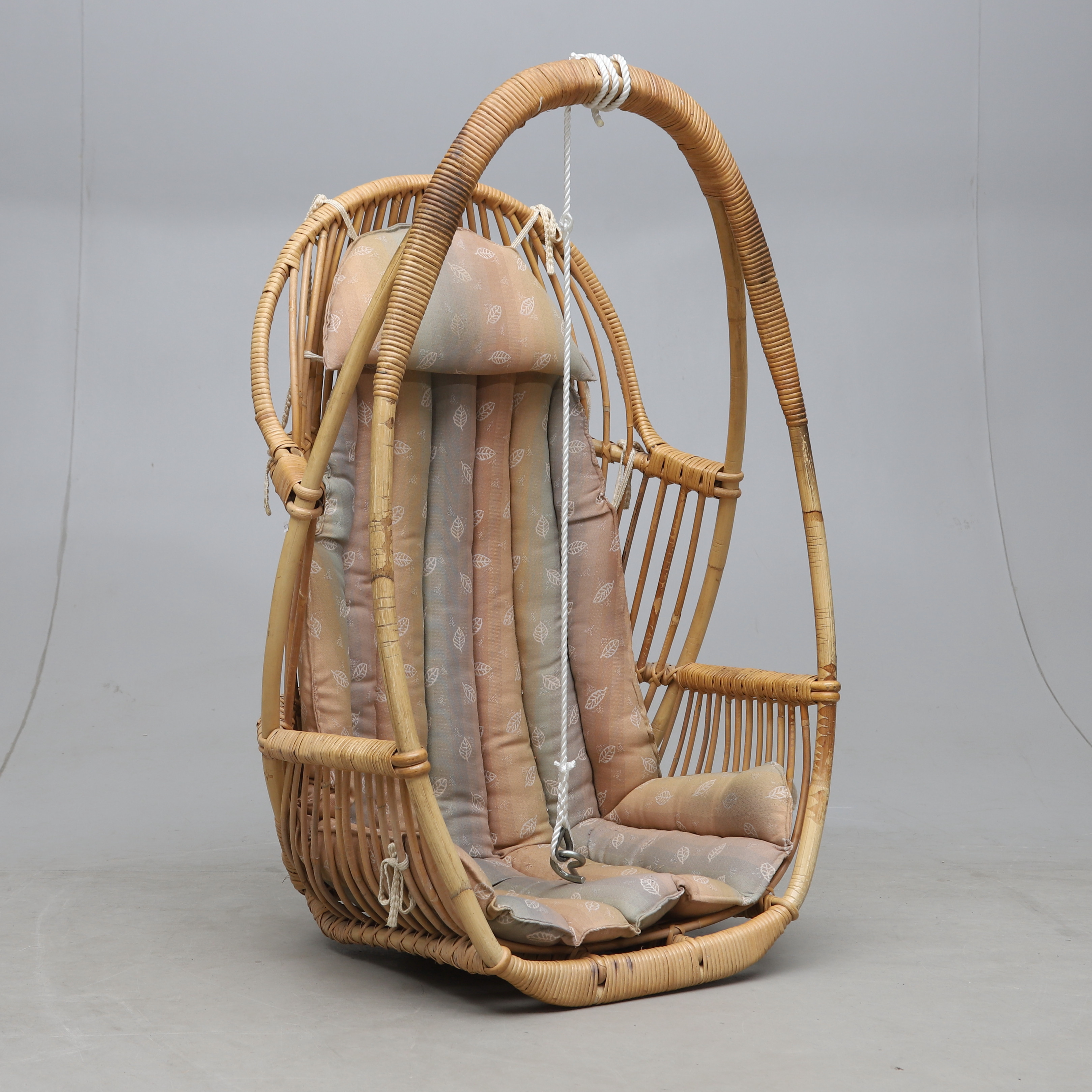 HÄNGSTOL, bambu/rotting, möjligen Finland, 1900-talets andra hälft.