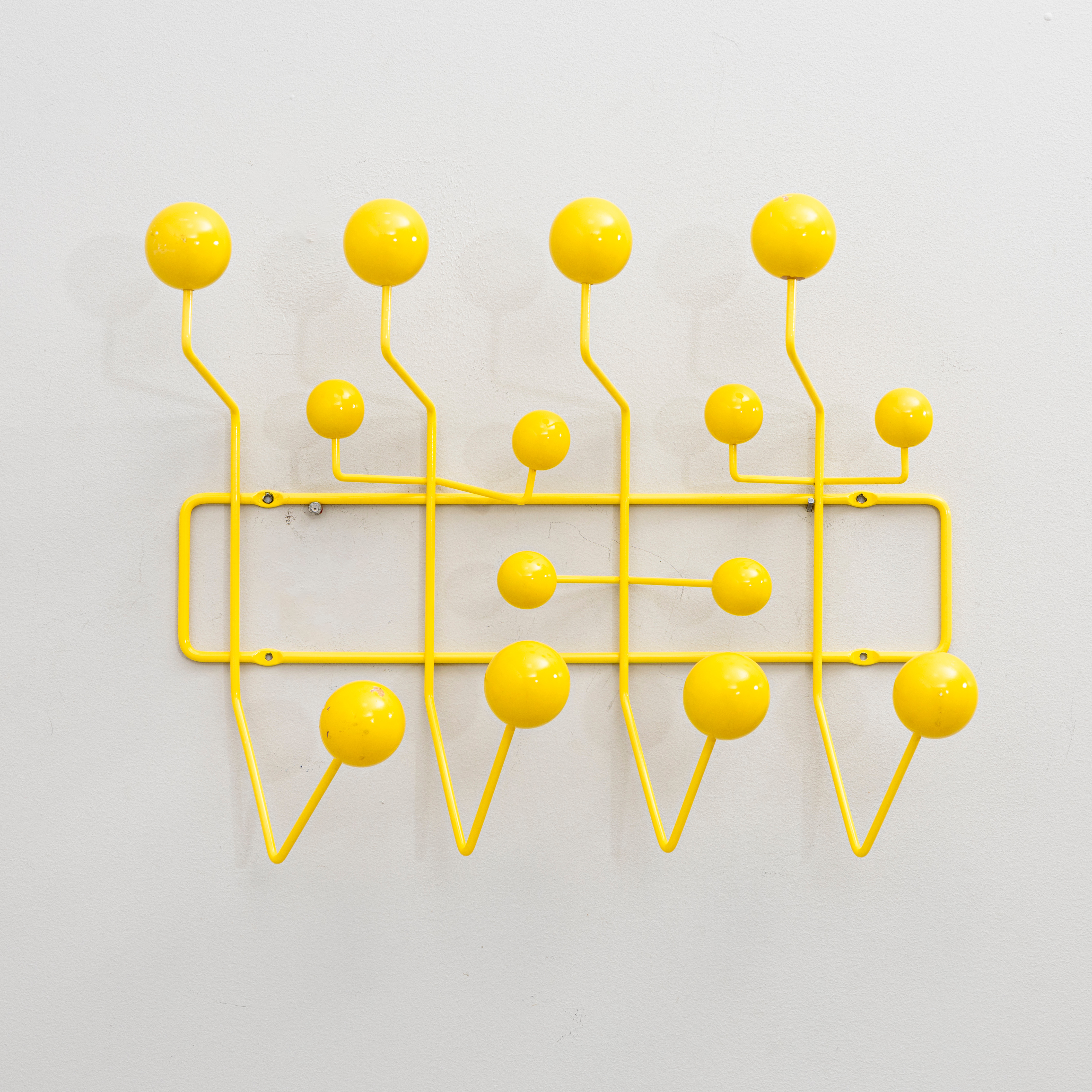 CHARLES & RAY EAMES. "Hang It All", klädhängare,m nformgivningsår 1953.