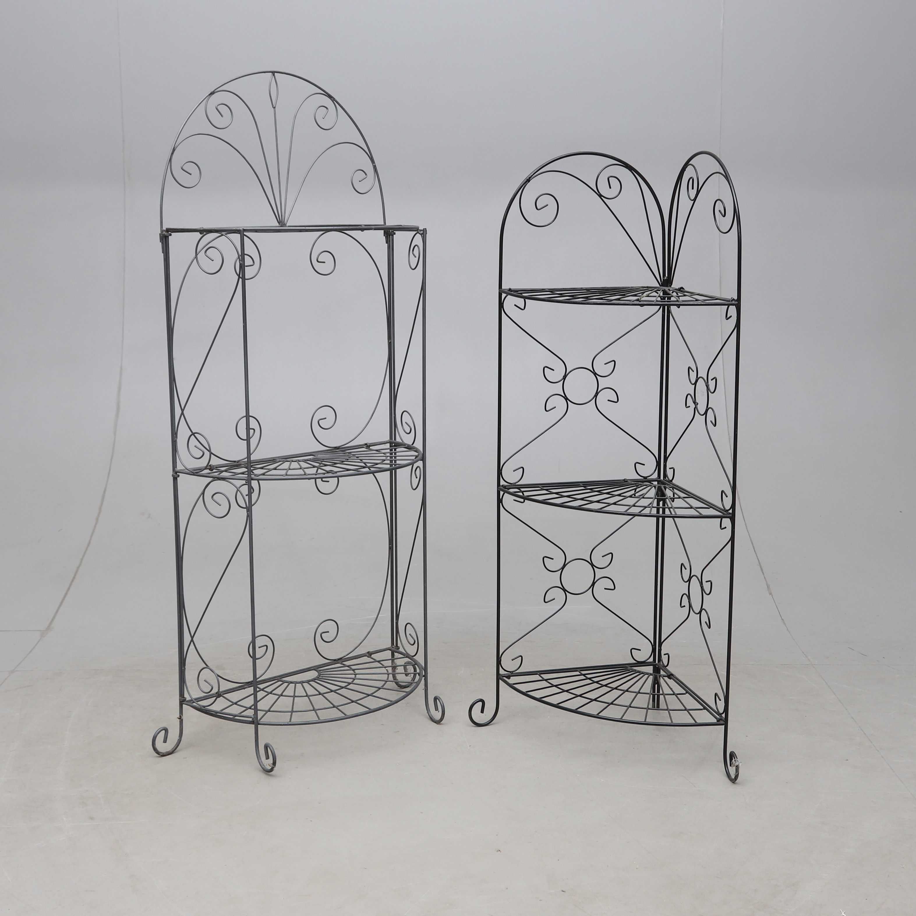 BLOMSTER-/TRÅDGÅRDSHYLLOR, 2 st, metall, 19-/2000-tal.