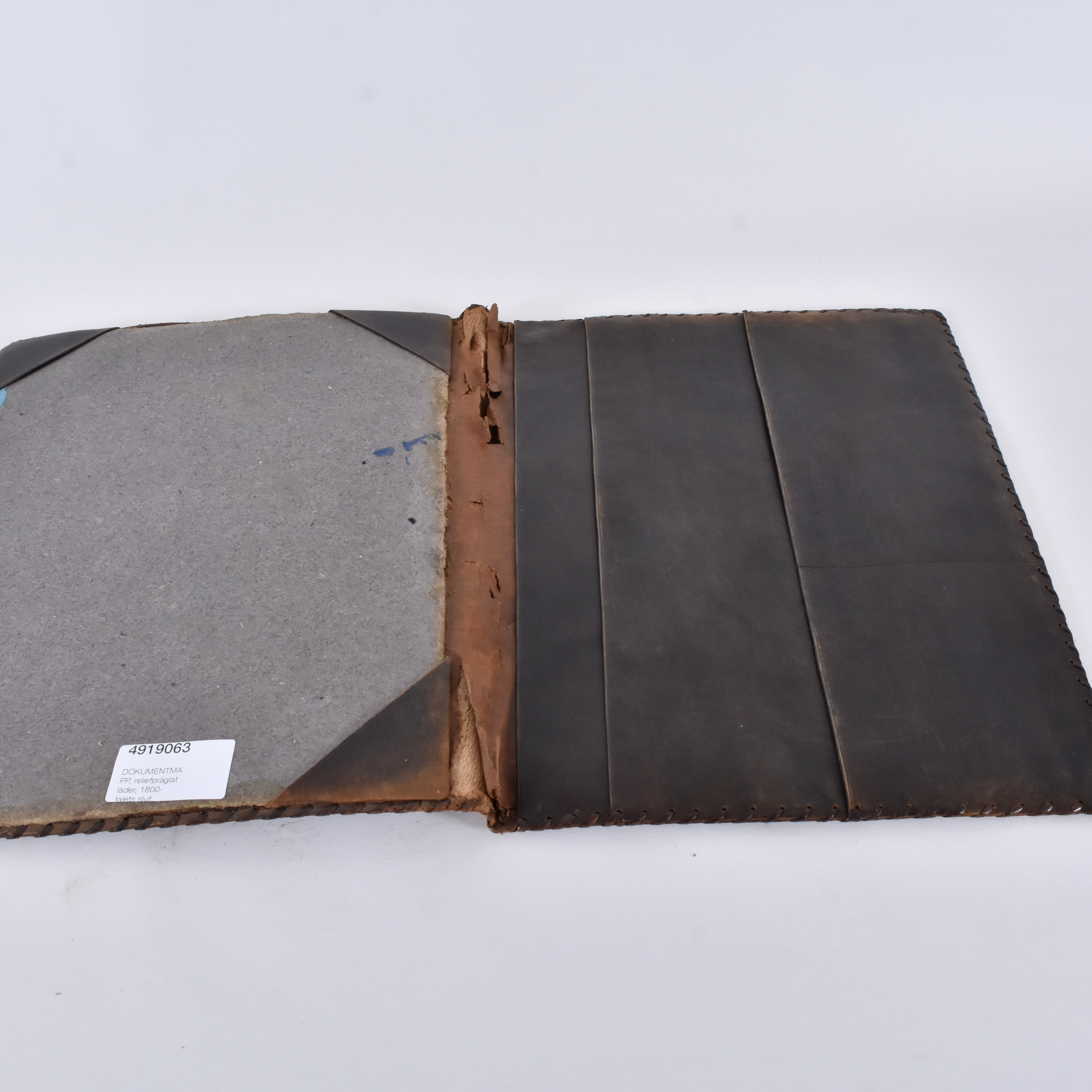 DOKUMENTMAPP, reliefpräglat läder, 1800-talets slut.