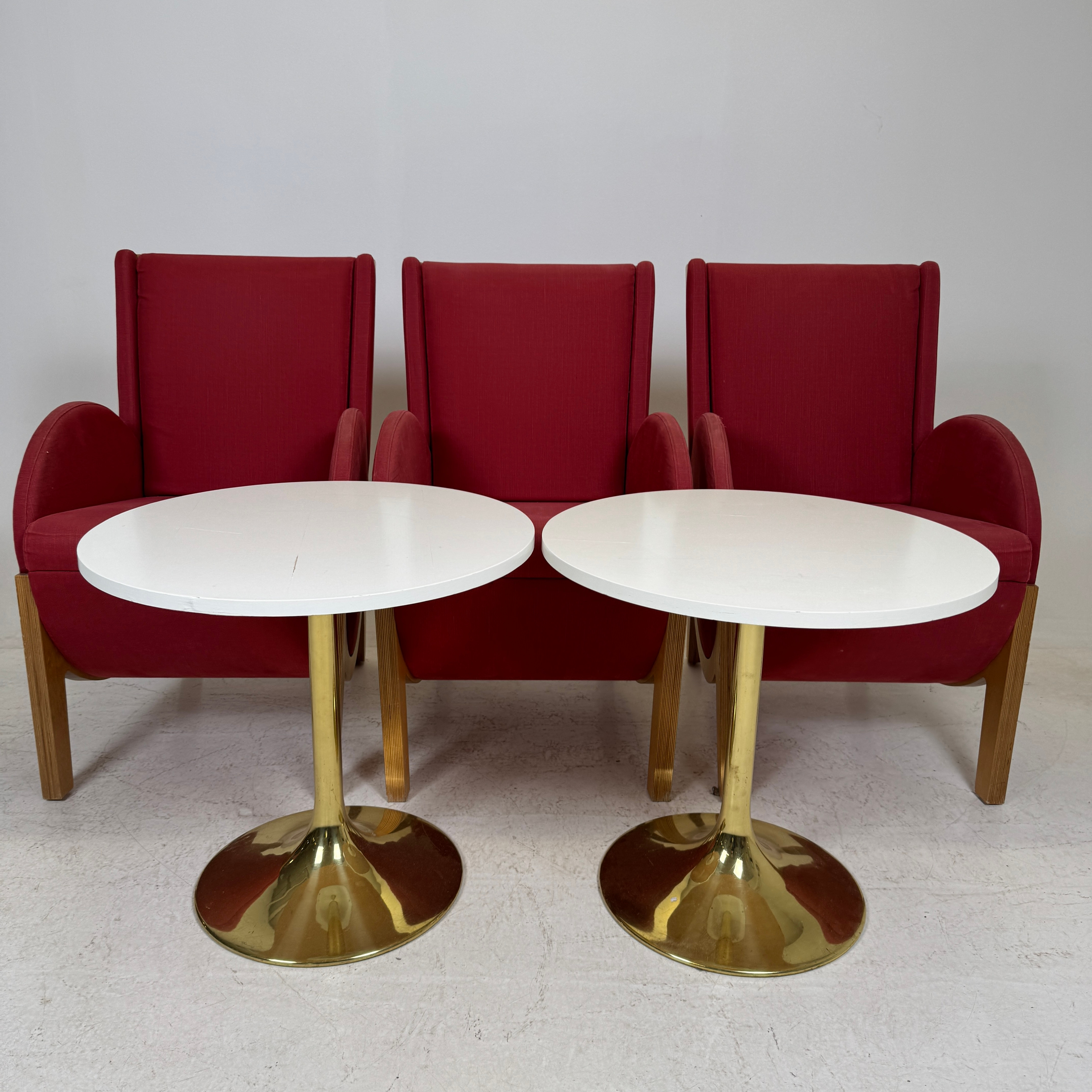 FÅTÖLJER OCH BORD, 5 delar, 1900-talets andra hälft.