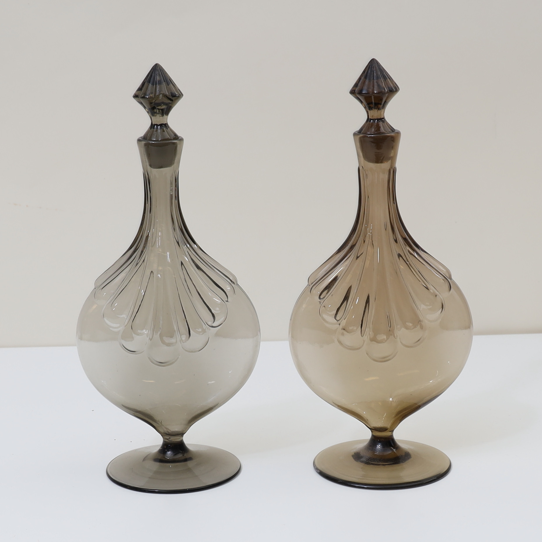 SIMON GATE. Karaffer ett par, Modell G 628. Sodatonat glas, Orrefors/Sandvik.