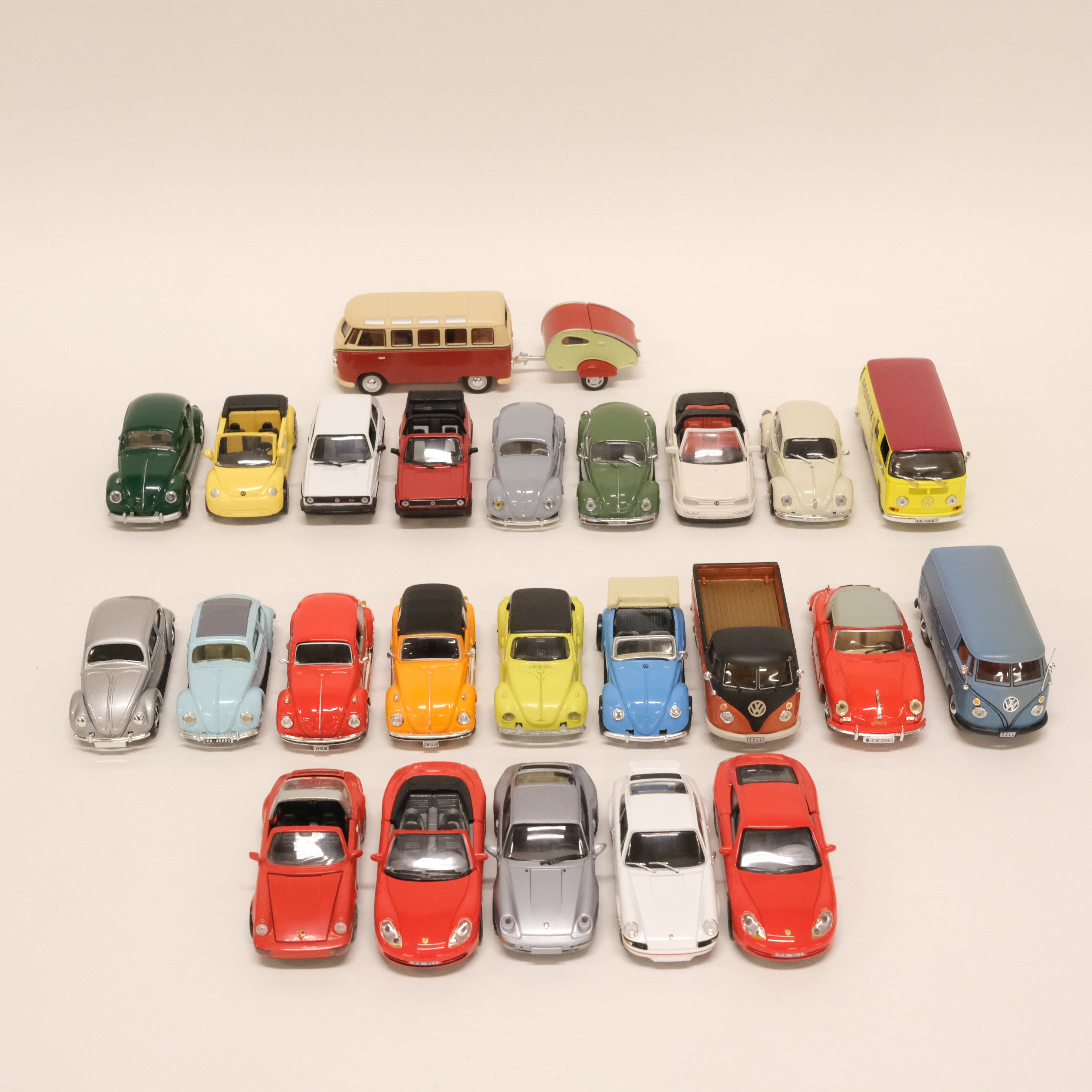 24 MODELLBILAR. VOLKSWAGEN OCH PORSCHE. SKALA 1:43.