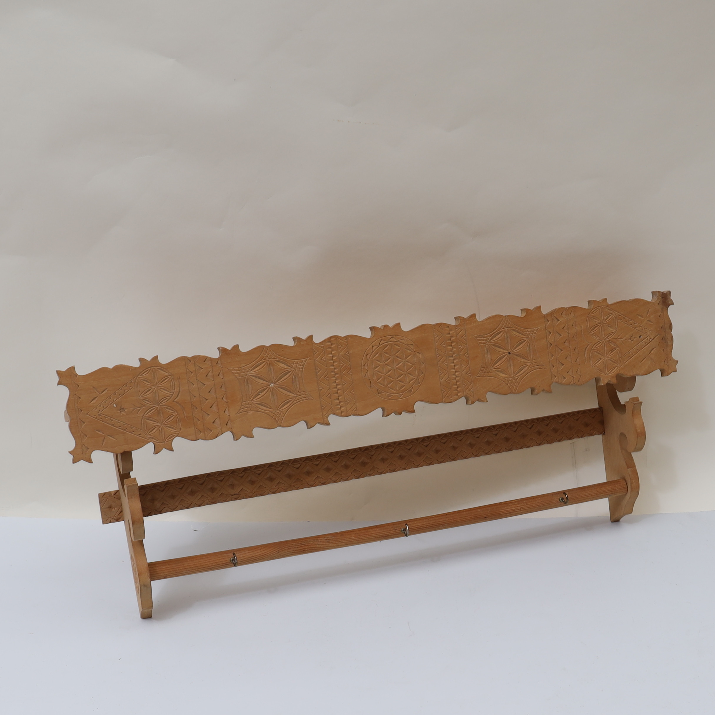 HYLLA, 1900-tal med karvsnittsdekor.