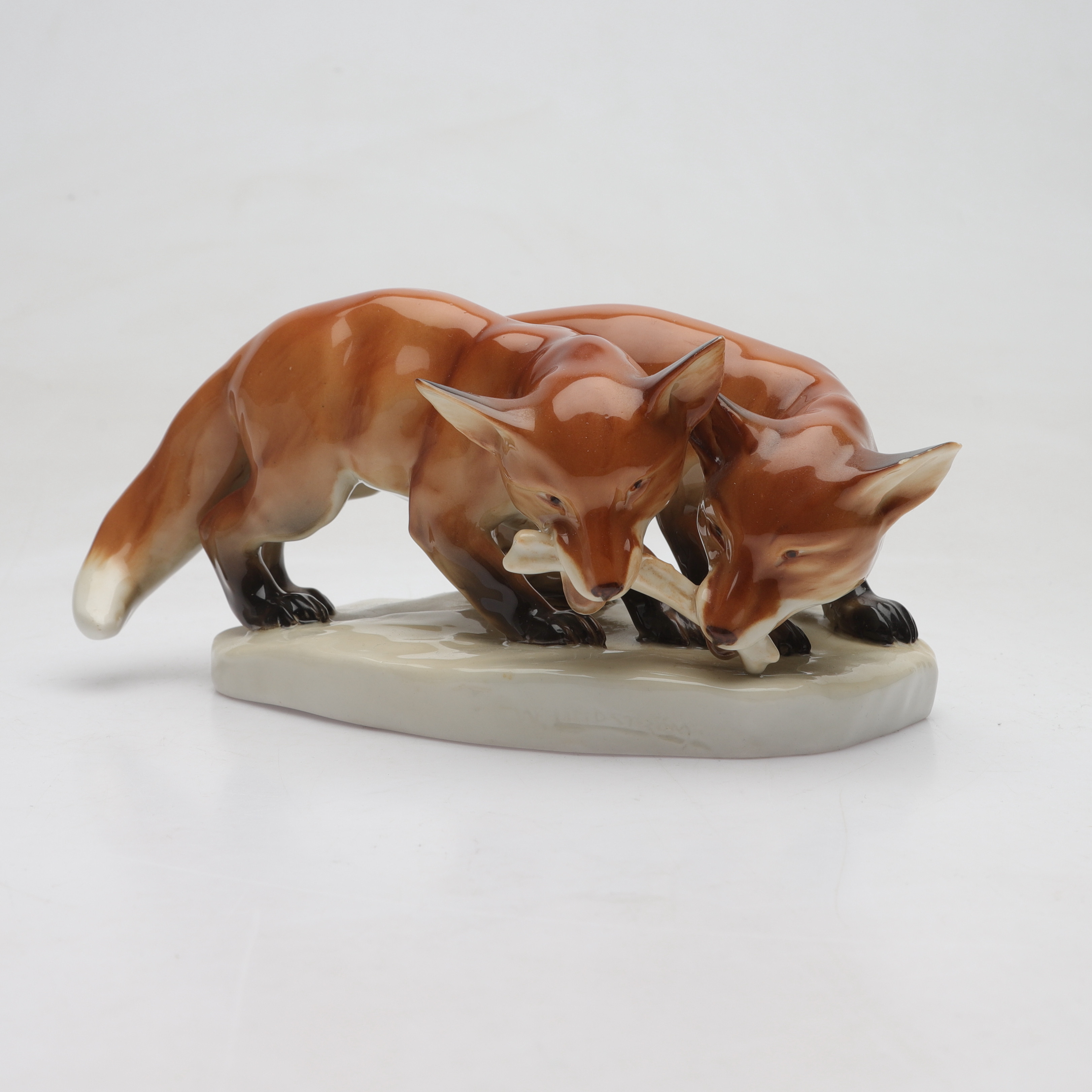 WALDEMAR LINDSTRÖM. Figurin, porslin, rävar, Rörstrand, signerad.
