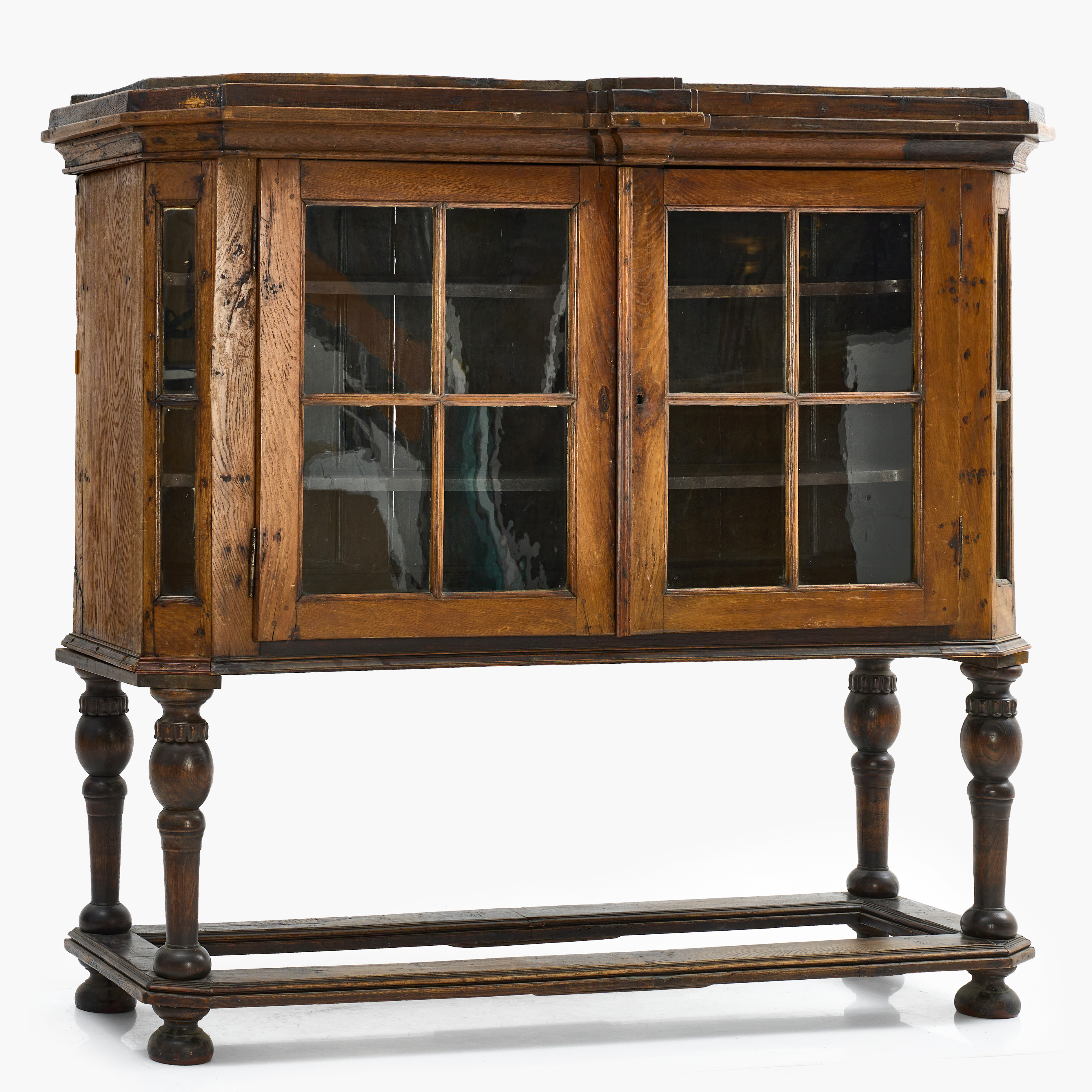 SKÅP, barock, 1700-tal, omarbetat till vitrin, pardörrar och invändig belysning, på lös benställning.