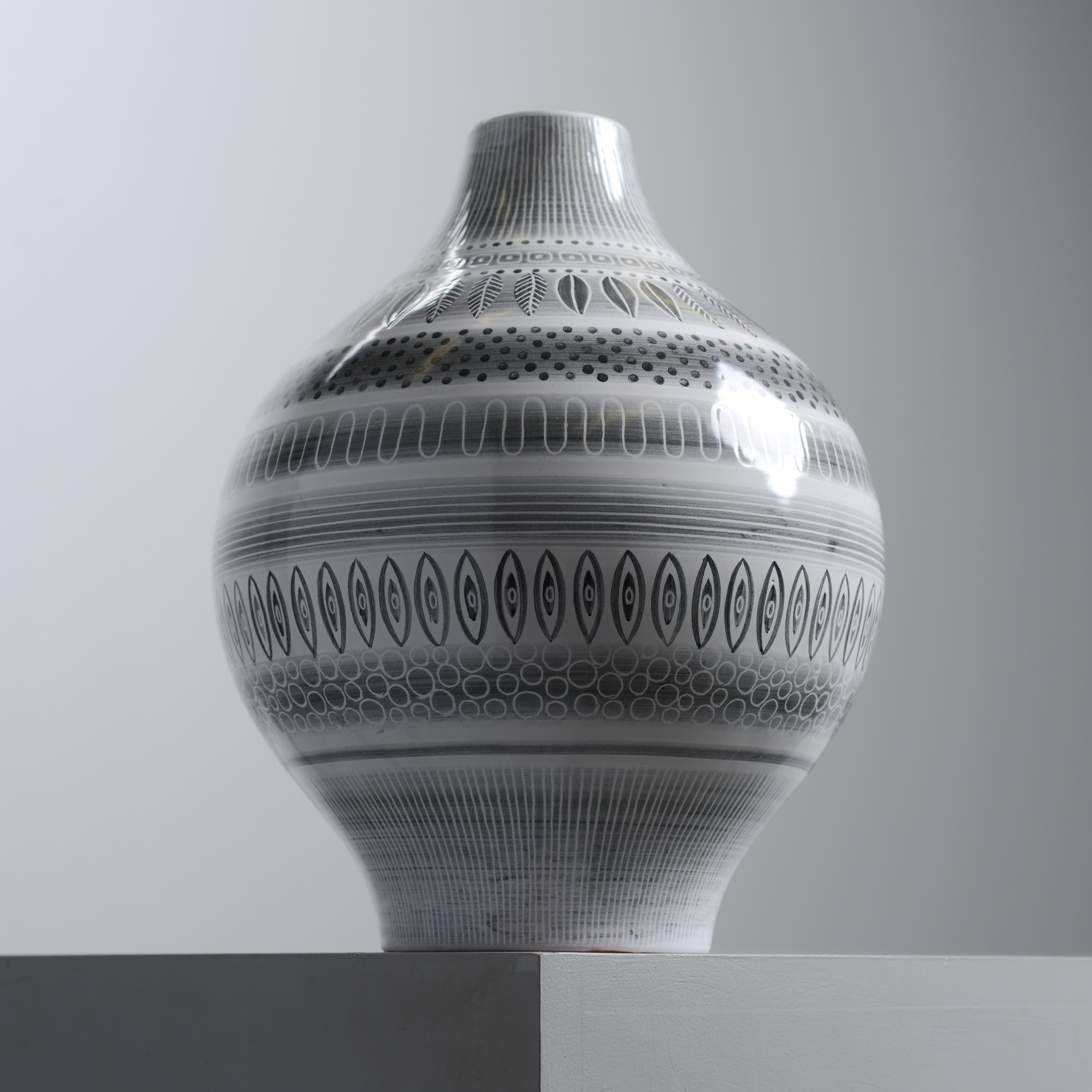 INGRID ATTERBERG. Vas, "Grafika", modell 2085, Upsala Ekeby, 1951-54.