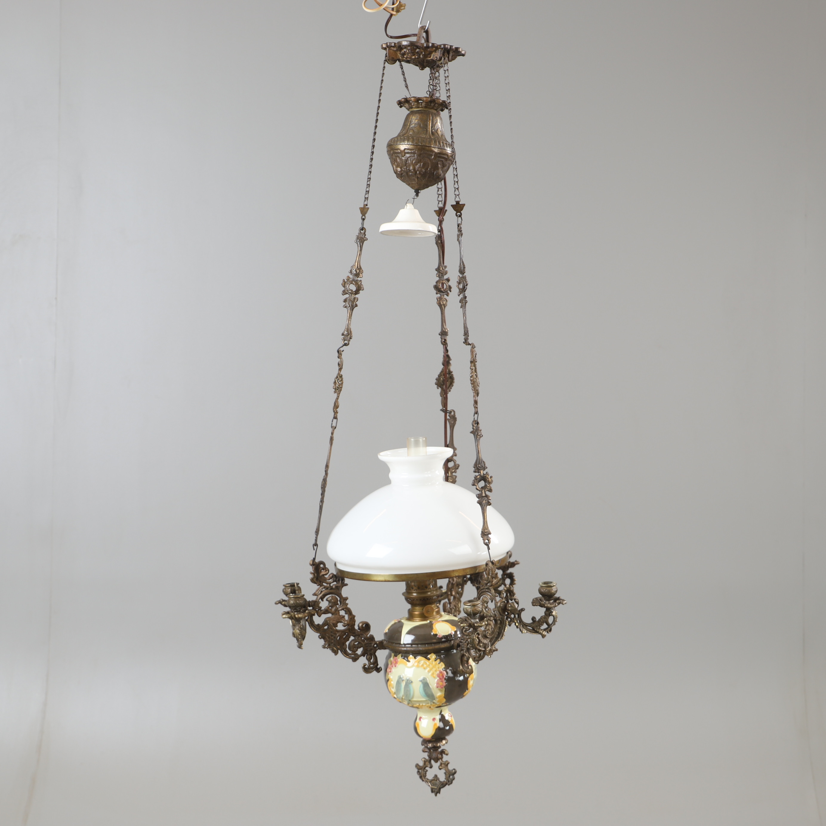 TAKFOTOGENLAMPA, majolika, 1900-talets första hälft.