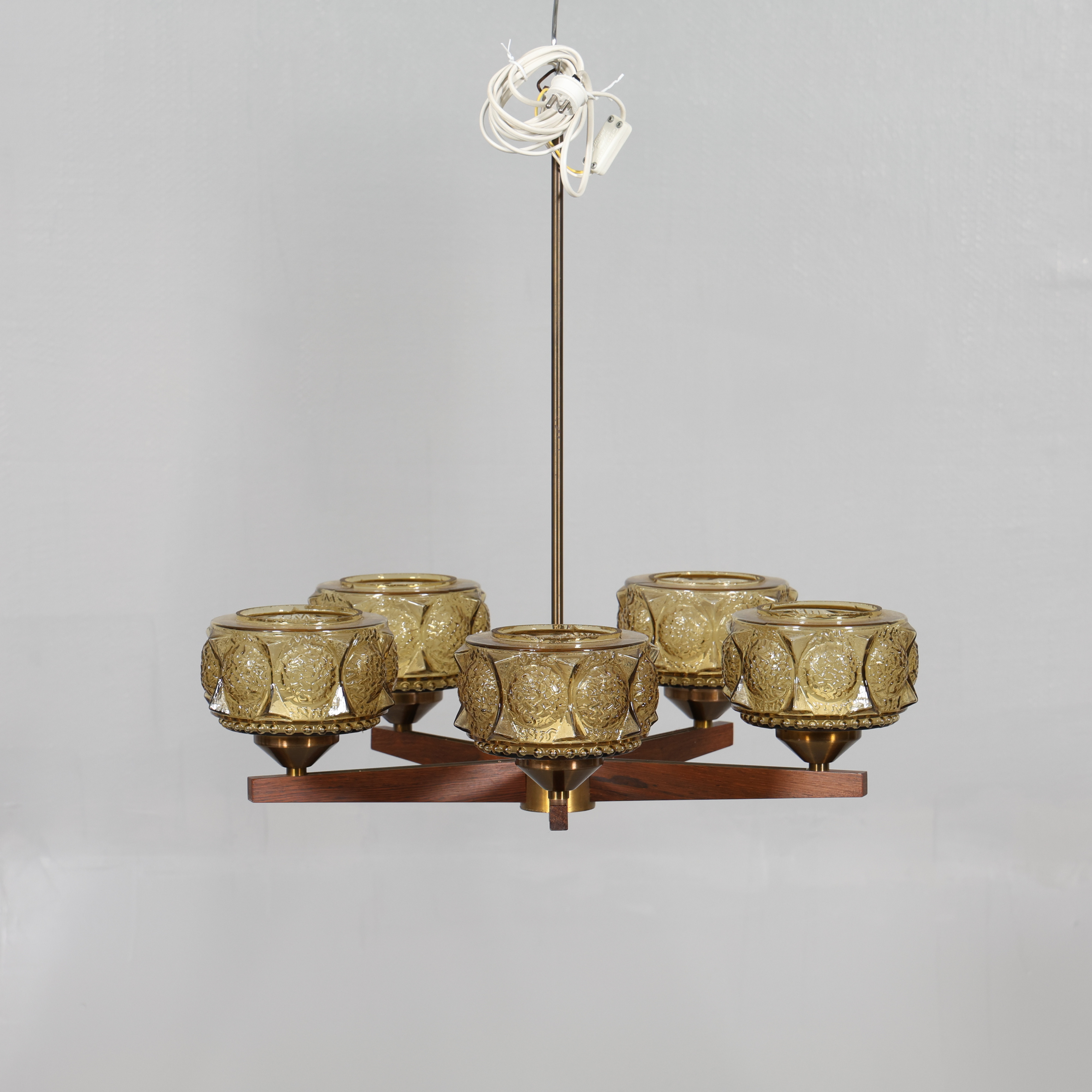 TAKLAMPA glas/metall/trä 1900-talets mitt.