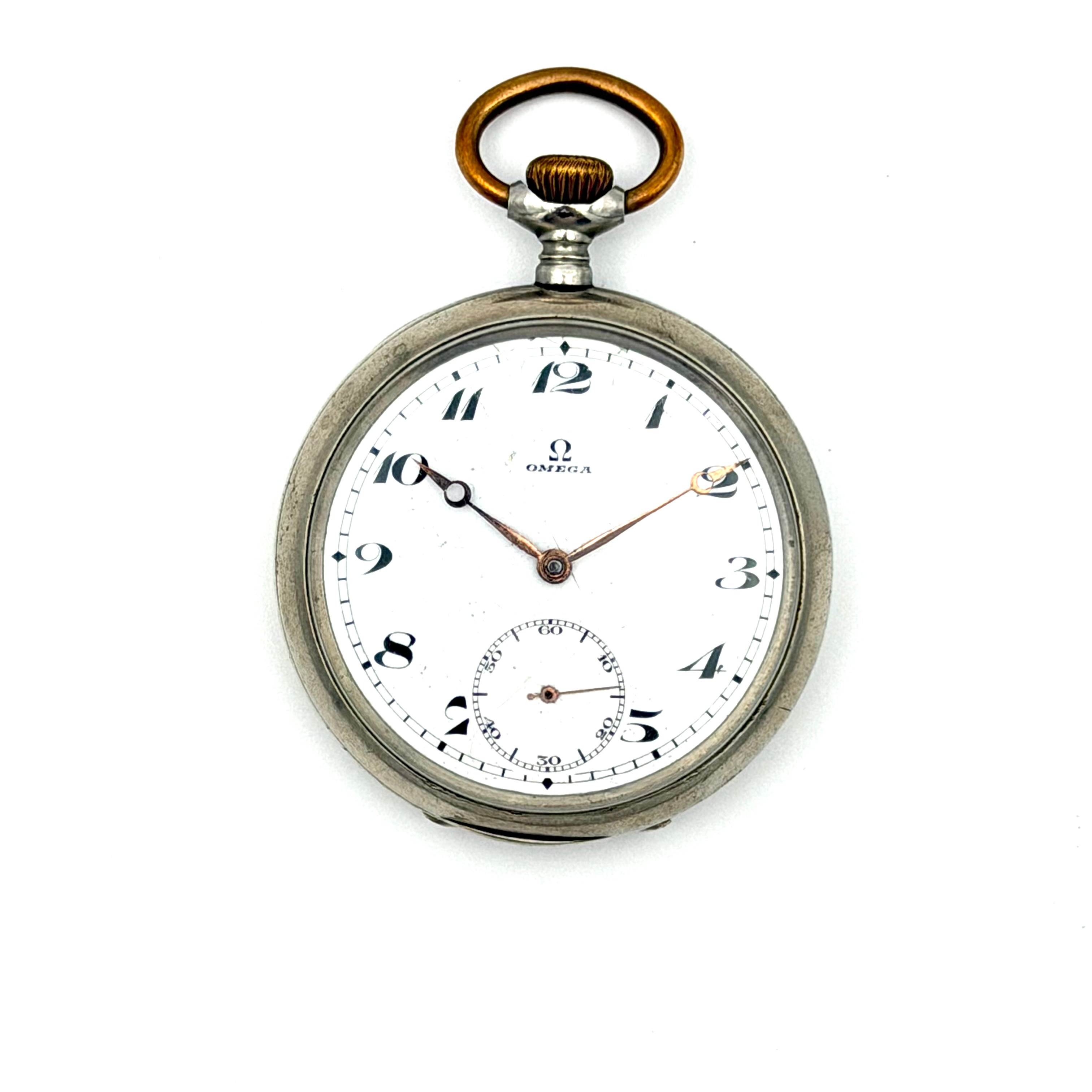 OMEGA, Fickur, silver, 12 tim., subsekund, emaljerad urtavla med arabiska siffror, boett med graverad dekor av bevingat hjul för Statens Järnvägar (SJ), urverk märkt Omega. Verknummer: 5027870. Kaliber: Uppgift saknas.