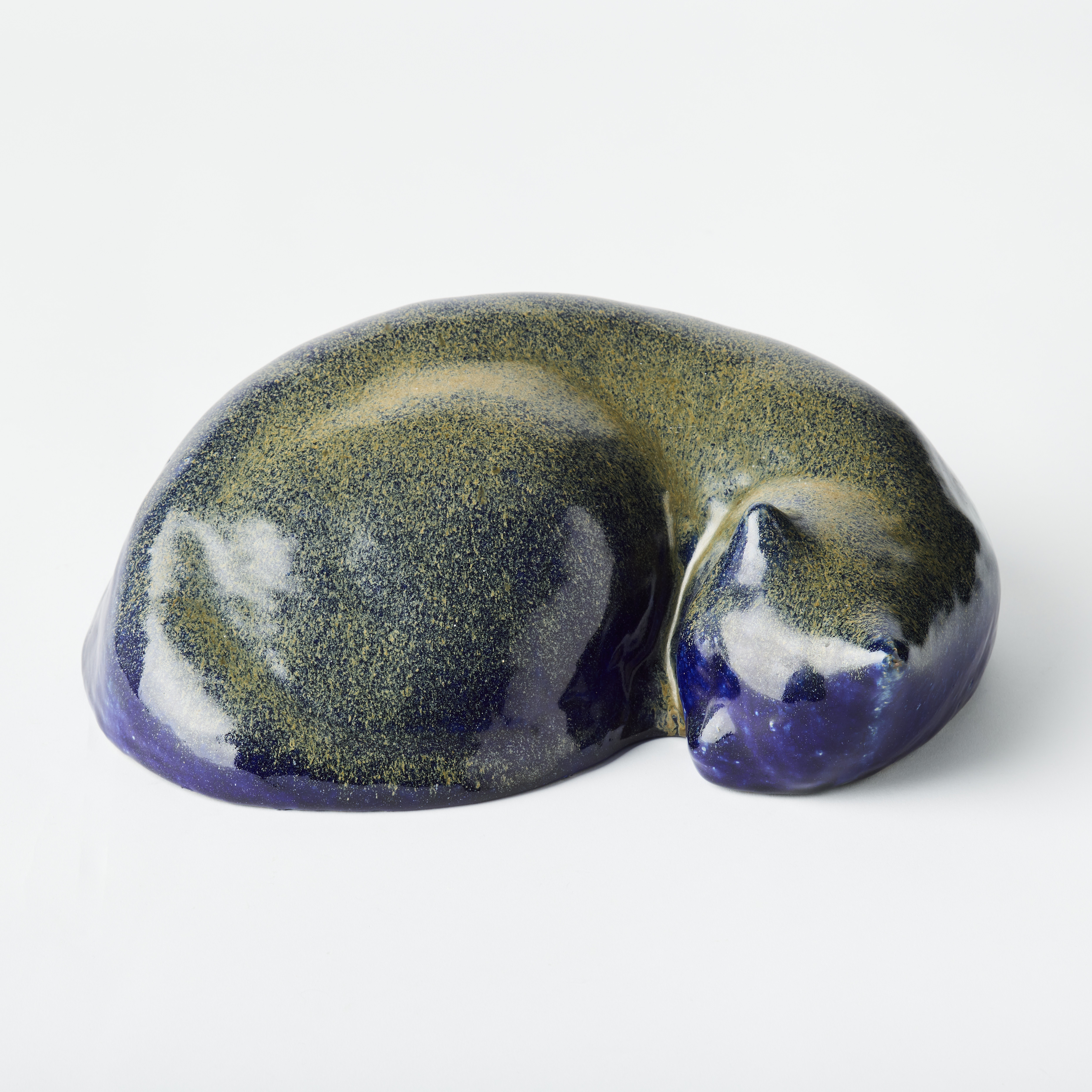 ULLA  KRAITZ. Skulptur, egen ateljé Förslöv, stengods, i form av en liggande katt.