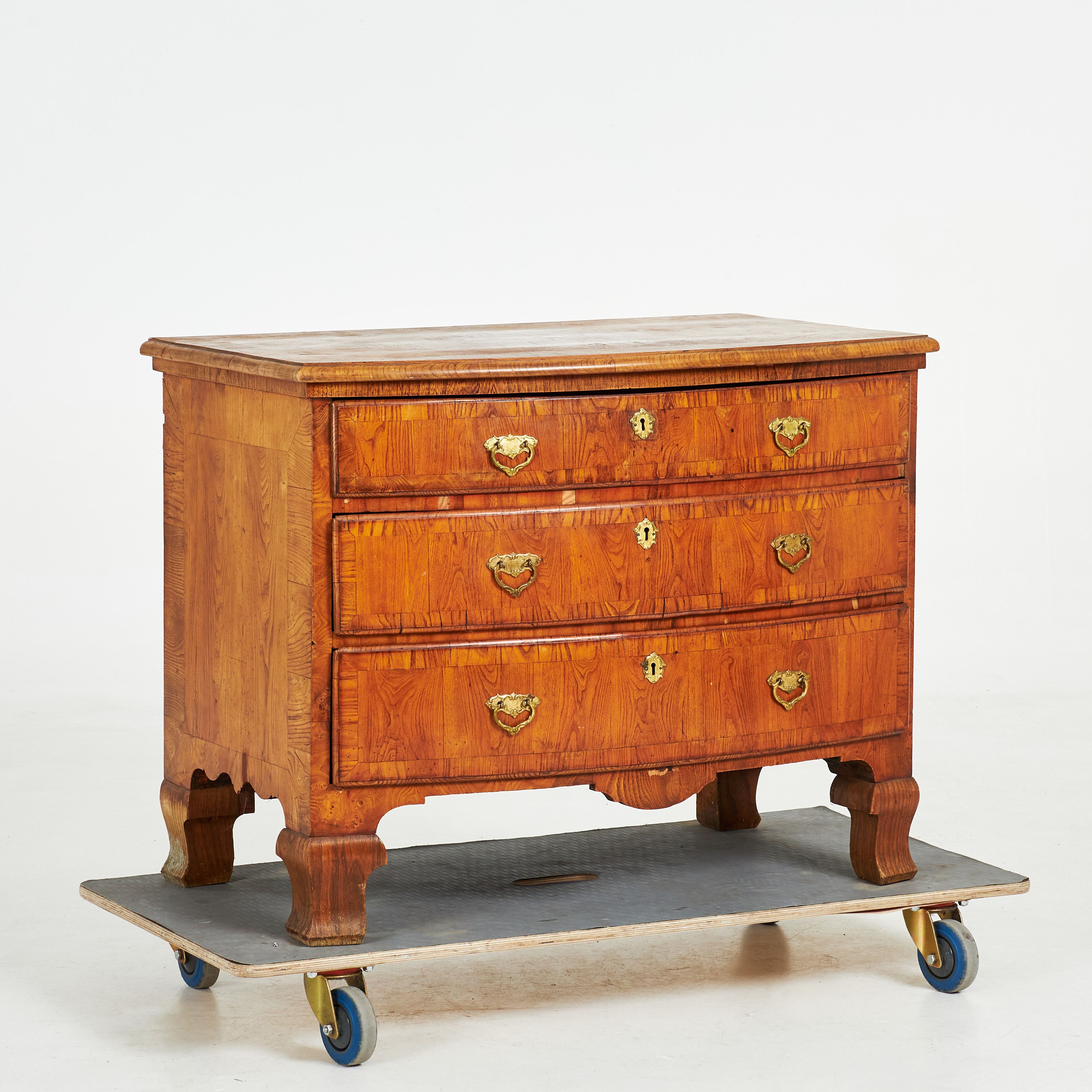 BYRÅ, 1700-talets första hälft, senbarock, tre lådor, fanerad med olika träslag, mässingsbeslag.