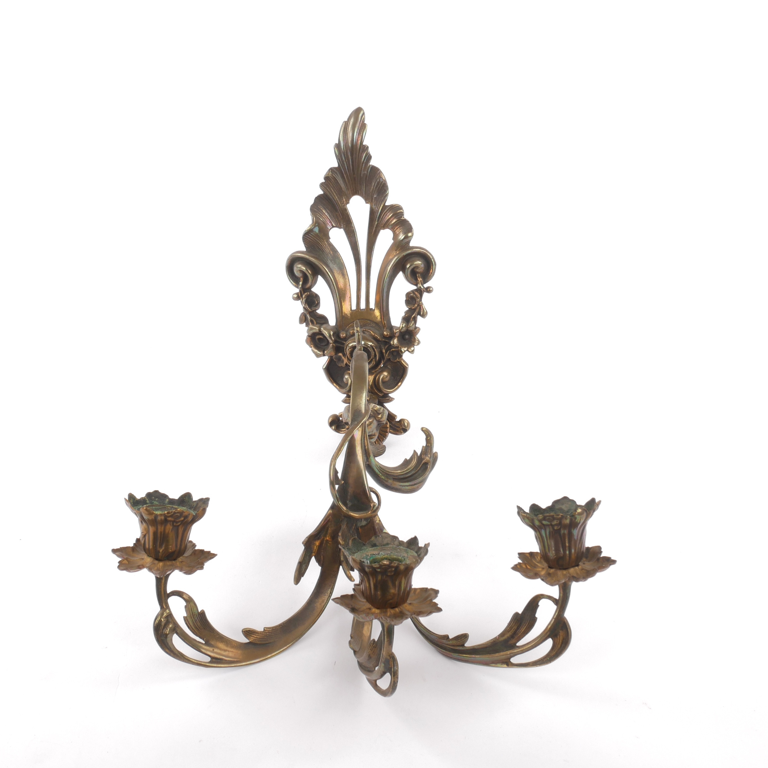 VÄGGLAMPETT, för 3 ljus, mässing, rokokostil, 1900-talets första hälft.