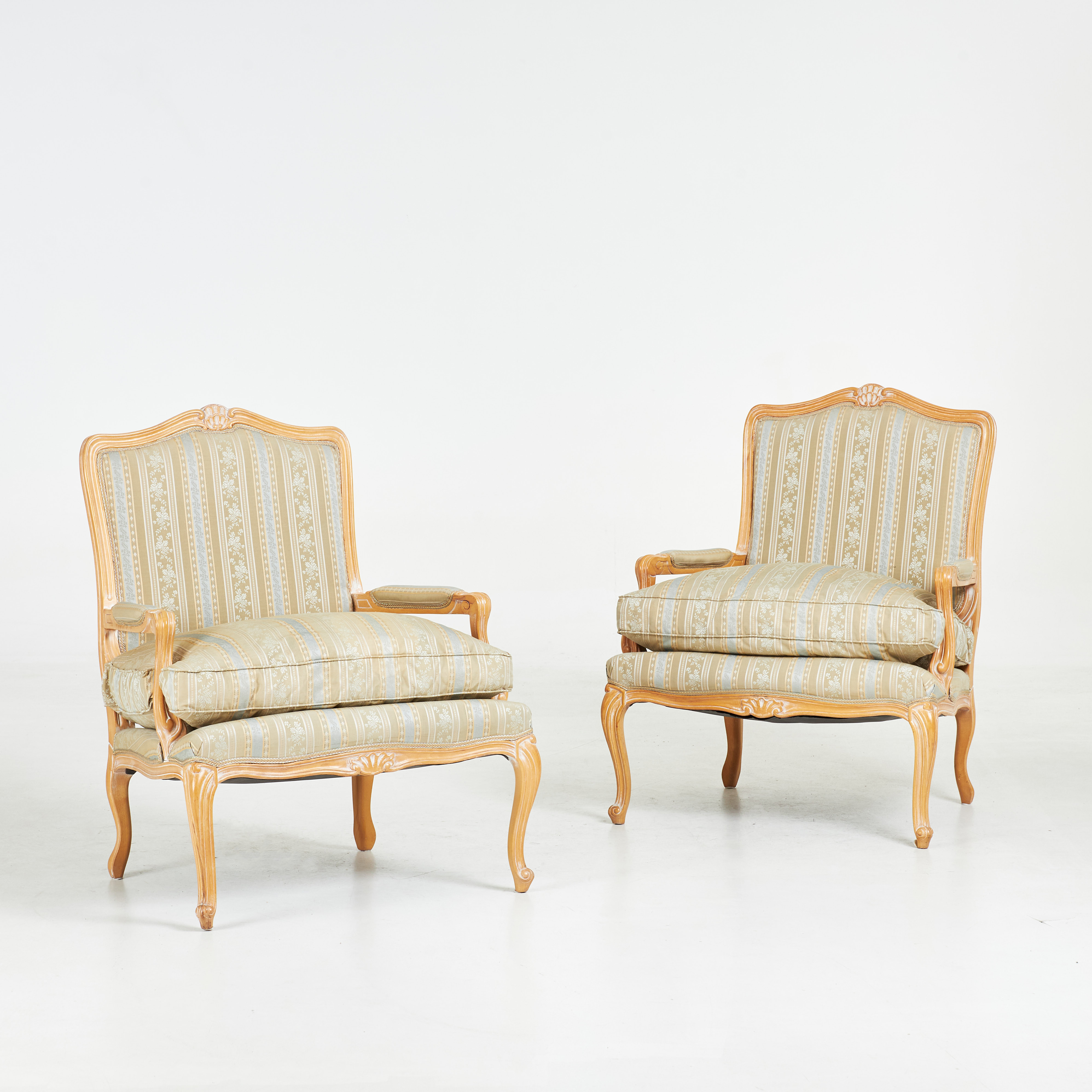 FÅTÖLJER, 1 par, rokokostil, skuren dekor, klädsel i textil, lösa plymåer, 1900-tal.