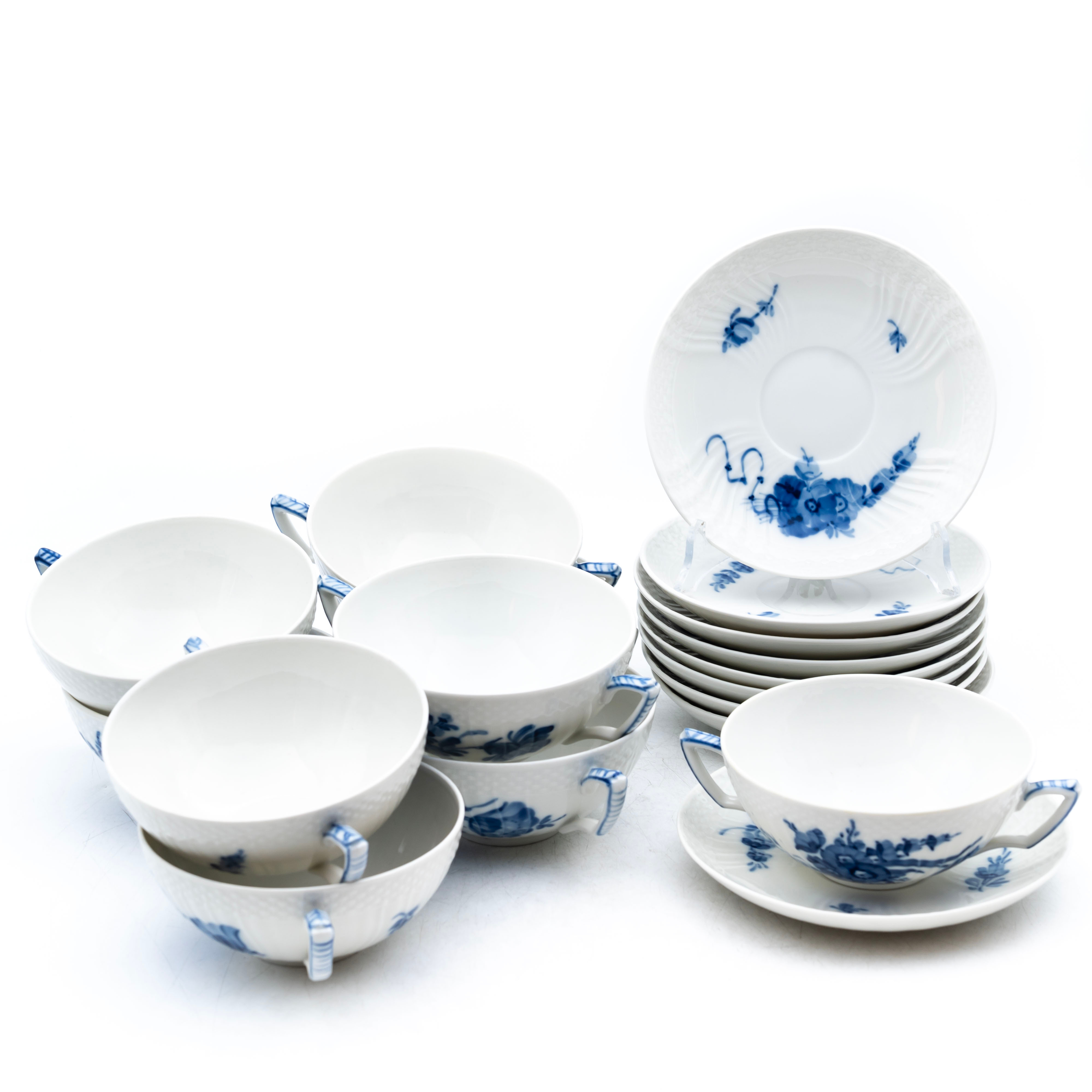 BULJONGKOPPAR, 18 delar "Blå blomster", Royal Copenhagen, Danmark.