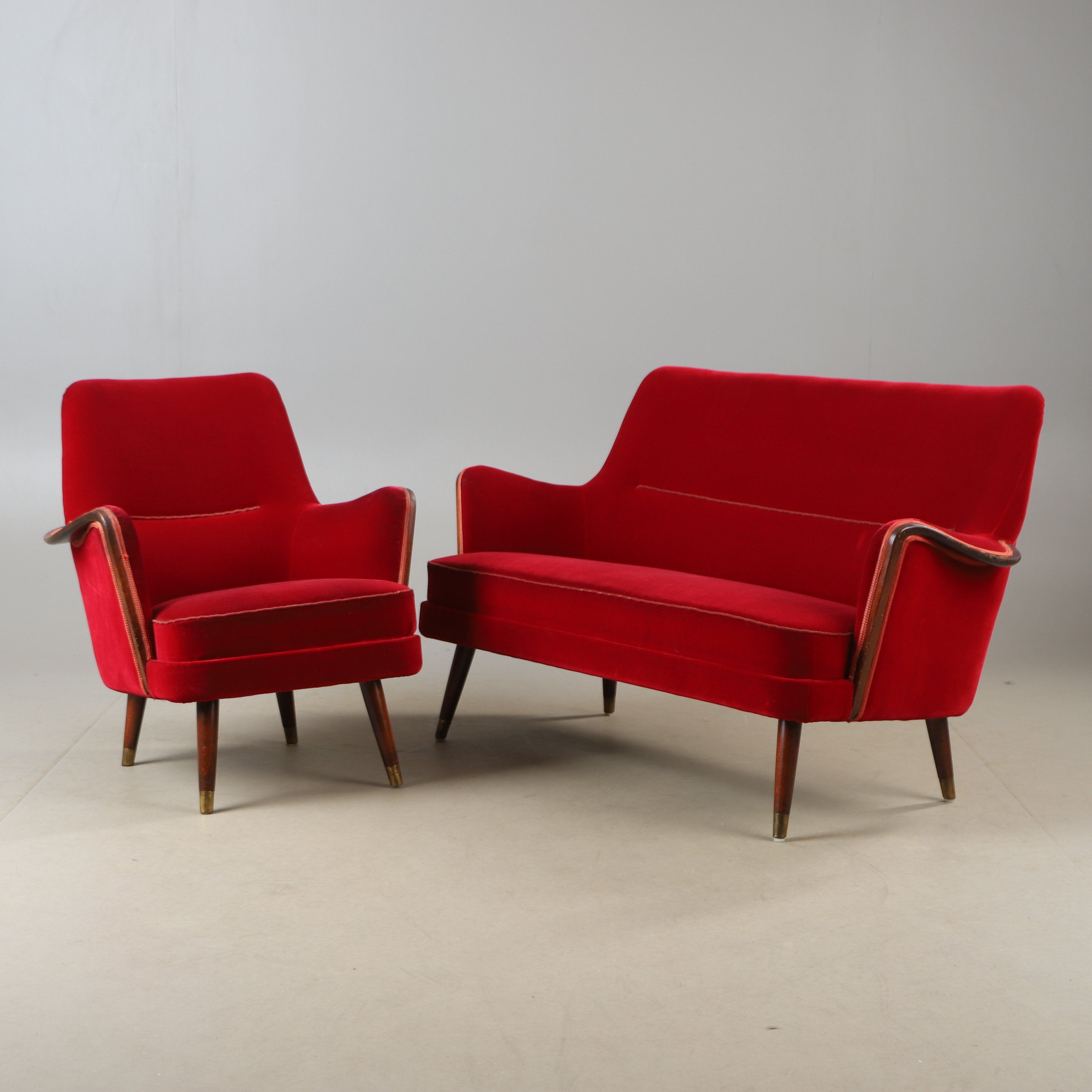 SOFFA SAMT FÅTÖLJ, plyschklädsel med ben av bok med mässingsavslut, 1900-talets mitt.