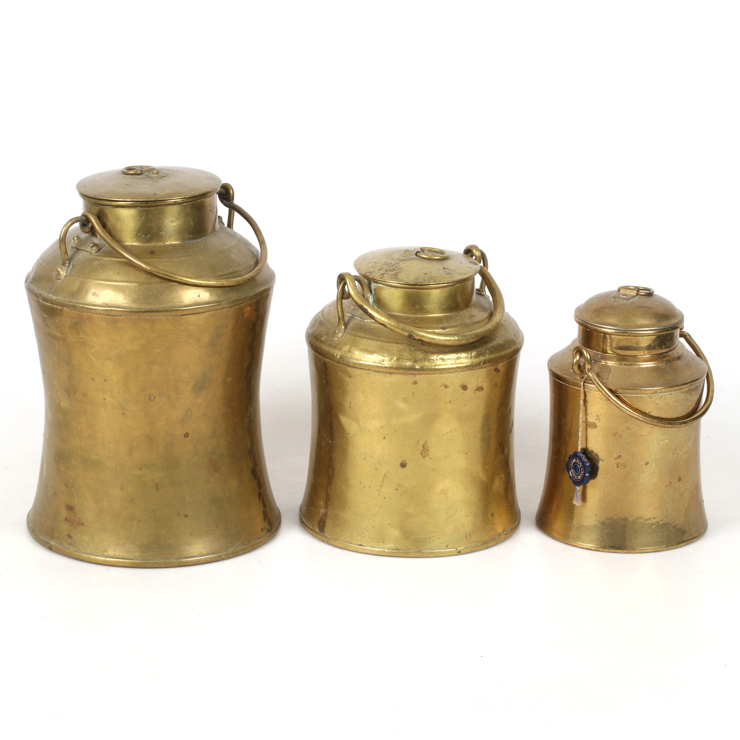 MJÖLKKANNOR, 3 st, mässing, bl.a. Skultuna, 1900-tal.