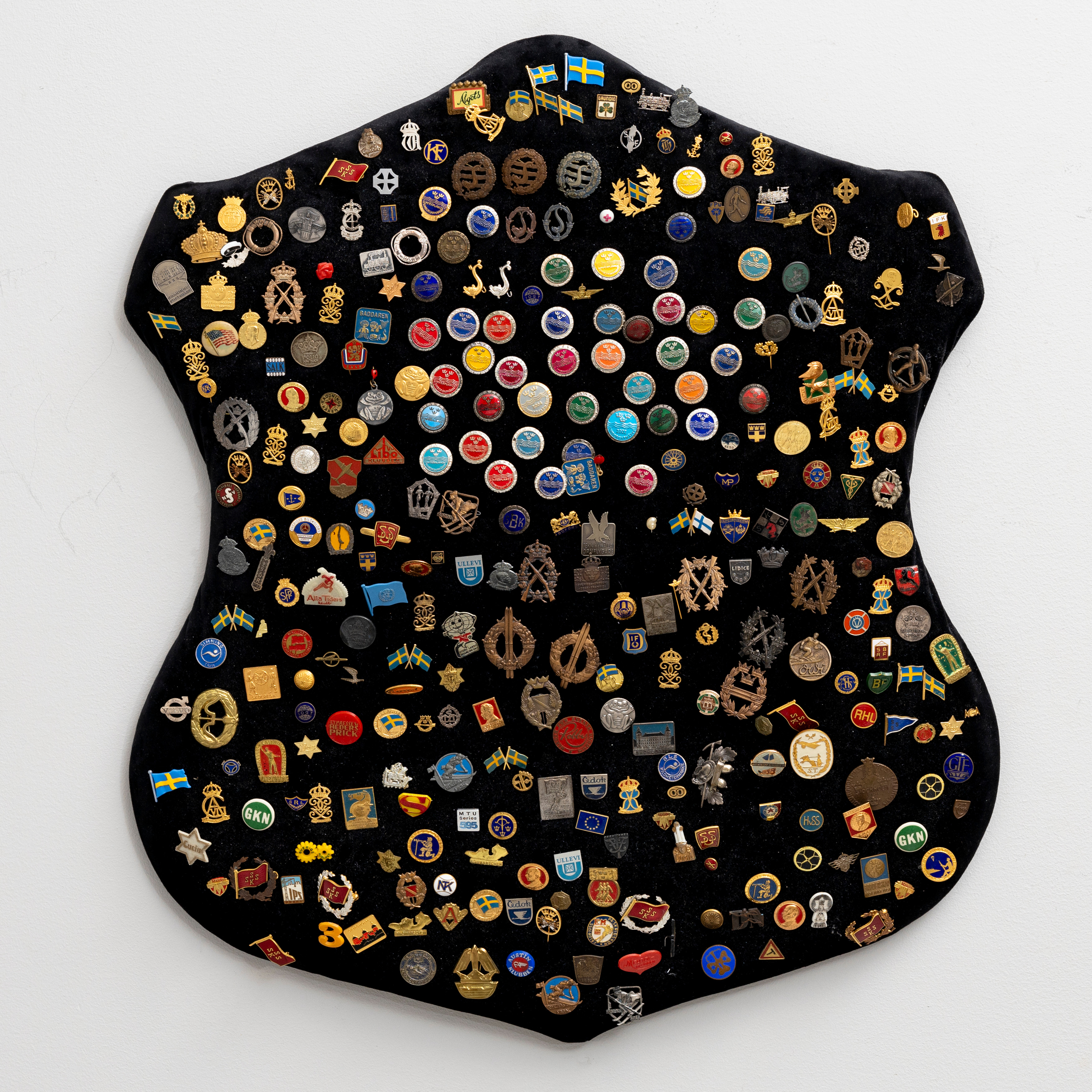 PINS / NÅLMÄRKEN, monterade på sköld, 1900-tal.